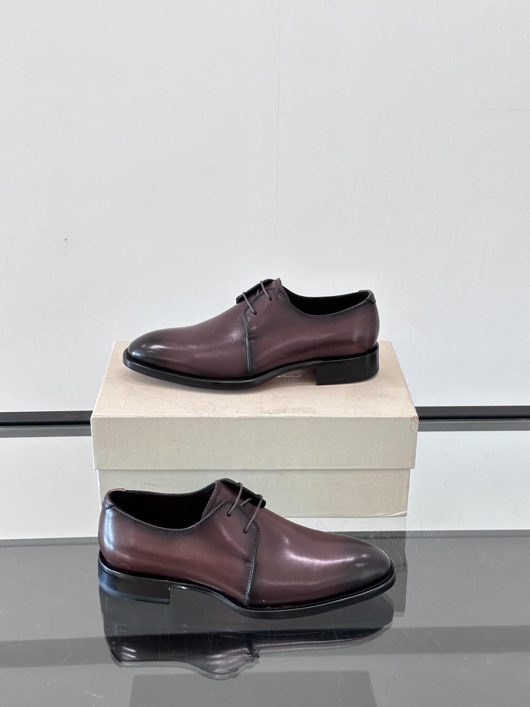 Santoni/圣东尼 意大利男士手工小牛皮真皮大底正装皮鞋，这个意大利纯手工鞋履品牌的每一双鞋设计简洁