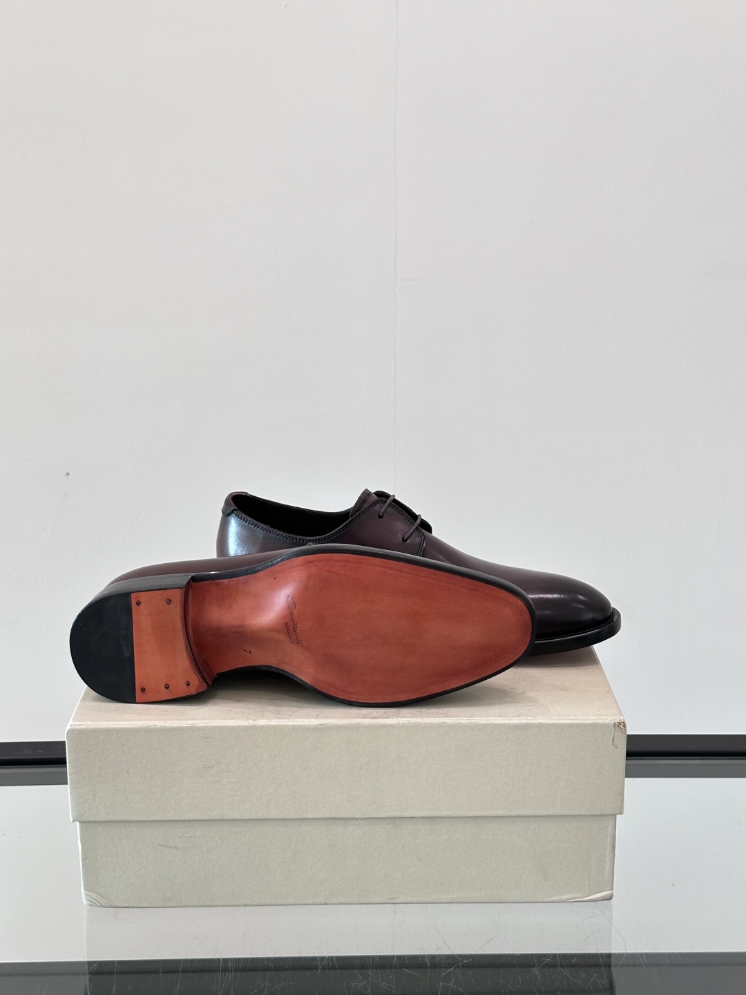 Santoni/圣东尼 意大利男士手工小牛皮真皮大底正装皮鞋，这个意大利纯手工鞋履品牌的每一双鞋设计简洁
