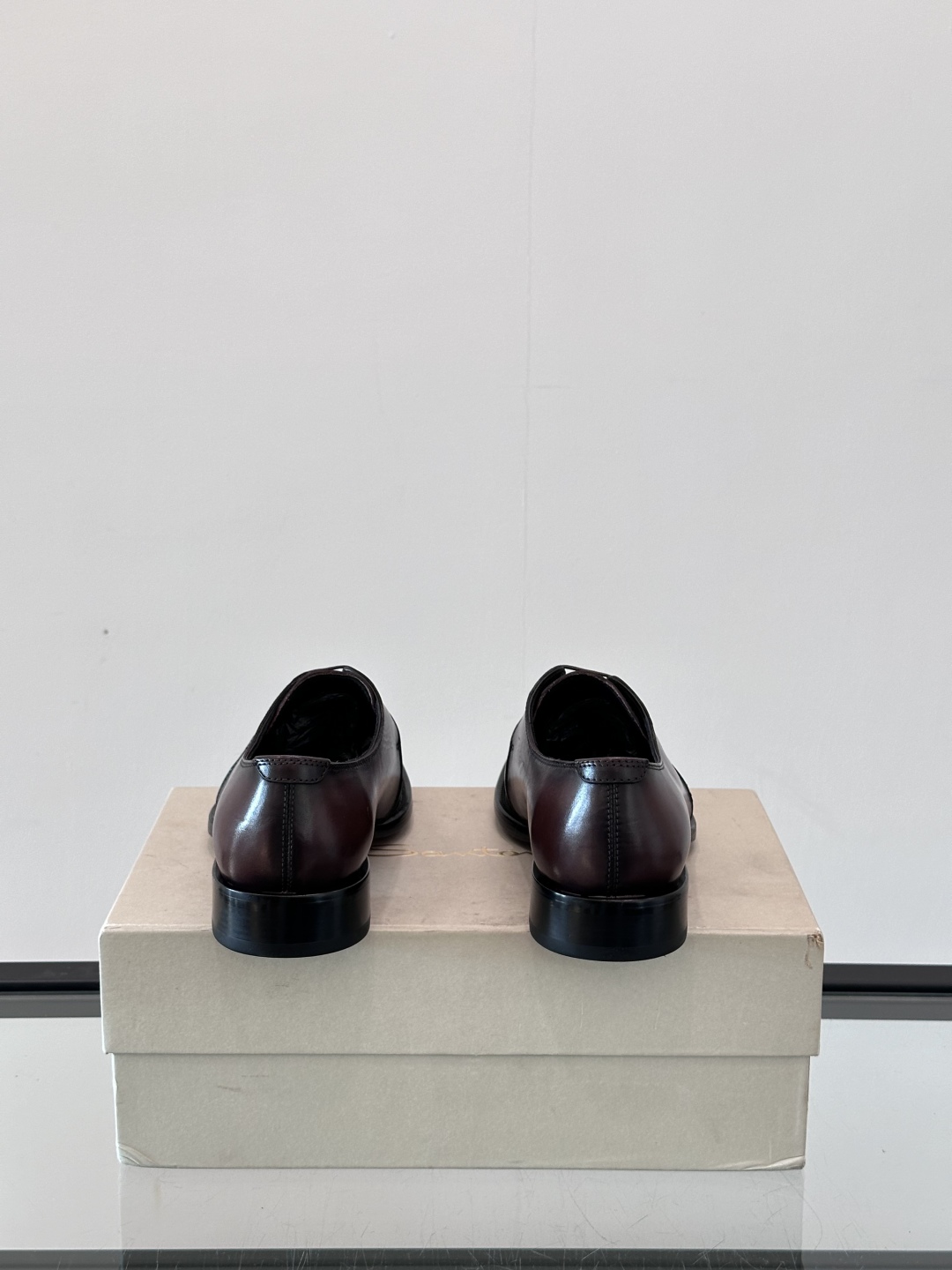 Santoni/圣东尼 意大利男士手工小牛皮真皮大底正装皮鞋，这个意大利纯手工鞋履品牌的每一双鞋设计简洁