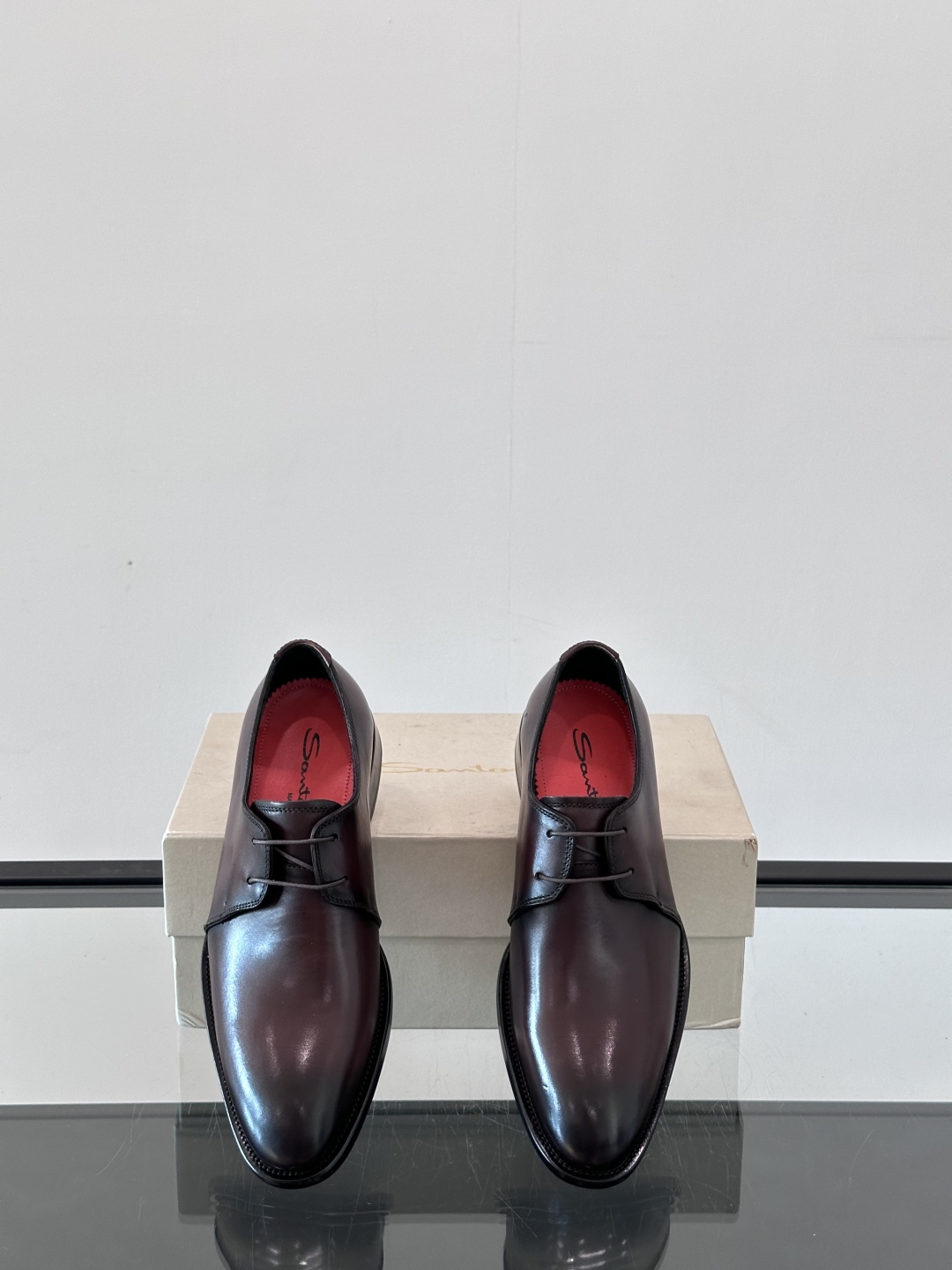 Santoni/圣东尼 意大利男士手工小牛皮真皮大底正装皮鞋，这个意大利纯手工鞋履品牌的每一双鞋设计简洁