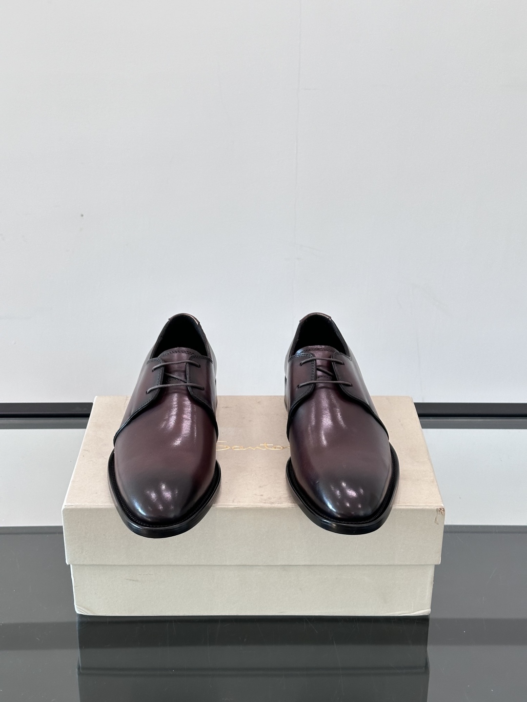 Santoni/圣东尼 意大利男士手工小牛皮真皮大底正装皮鞋，这个意大利纯手工鞋履品牌的每一双鞋设计简洁