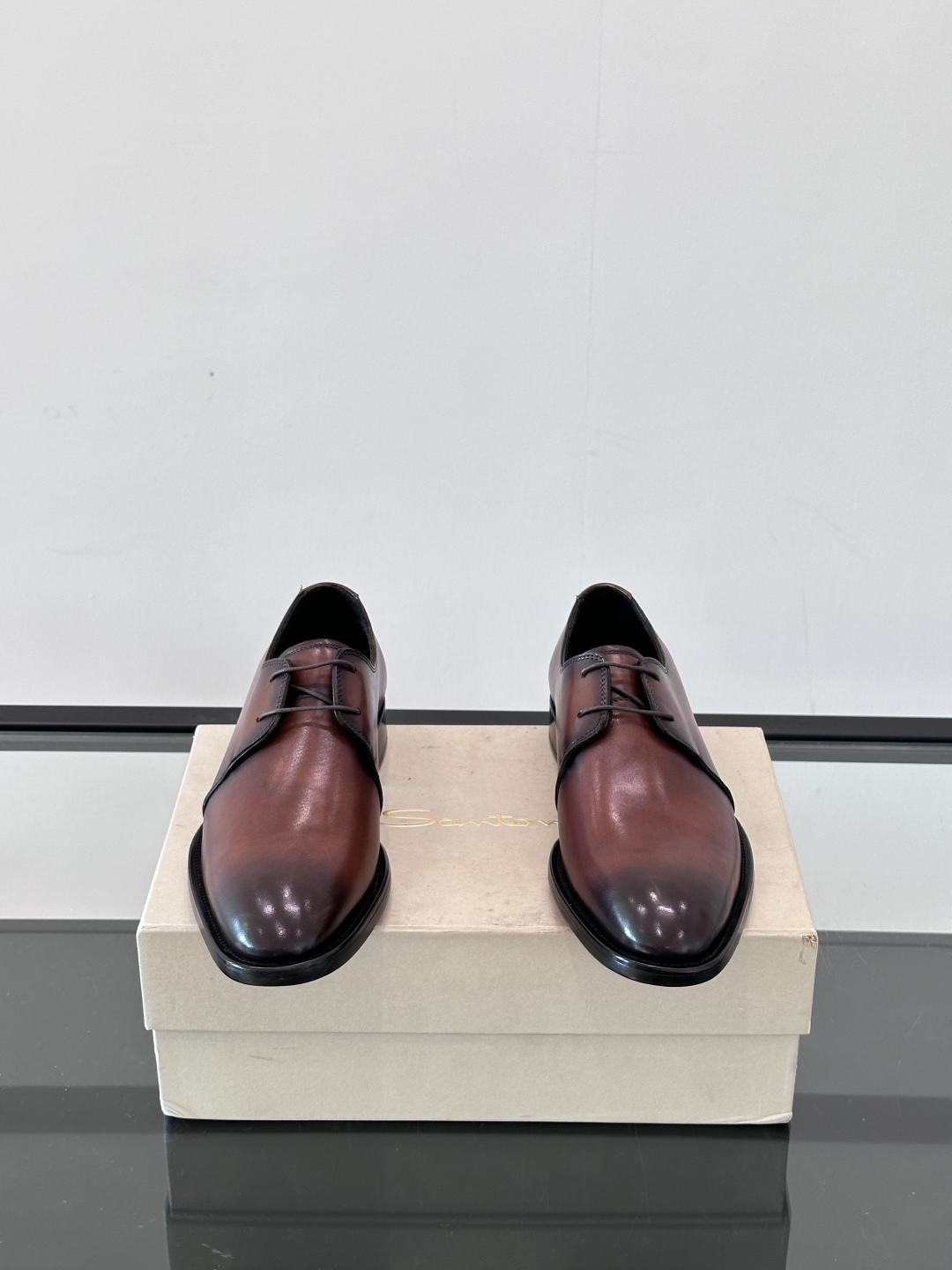Santoni/圣东尼 意大利男士手工小牛皮真皮大底正装皮鞋，这个意大利纯手工鞋履品牌的每一双鞋设计简洁