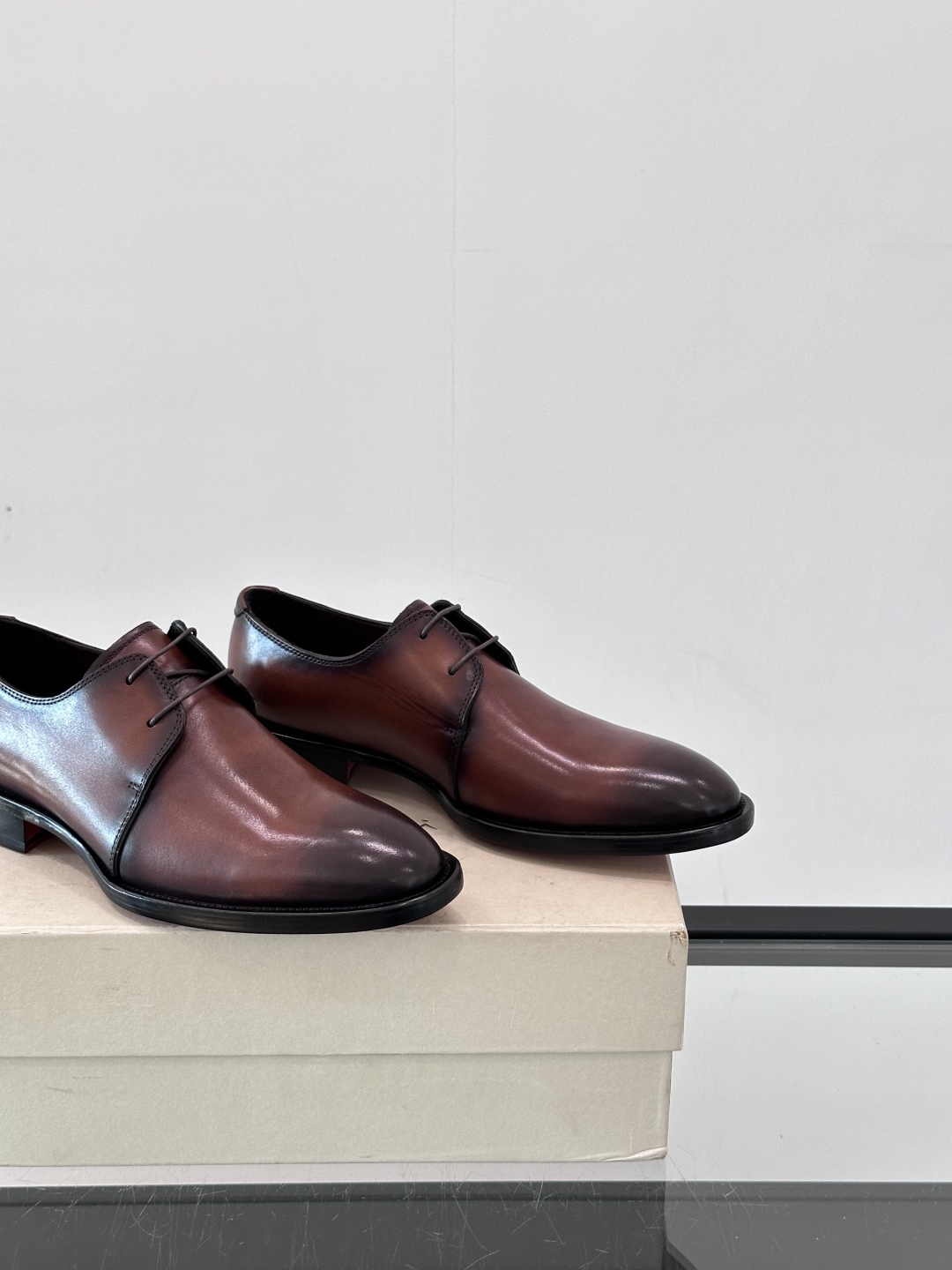 Santoni/圣东尼 意大利男士手工小牛皮真皮大底正装皮鞋，这个意大利纯手工鞋履品牌的每一双鞋设计简洁