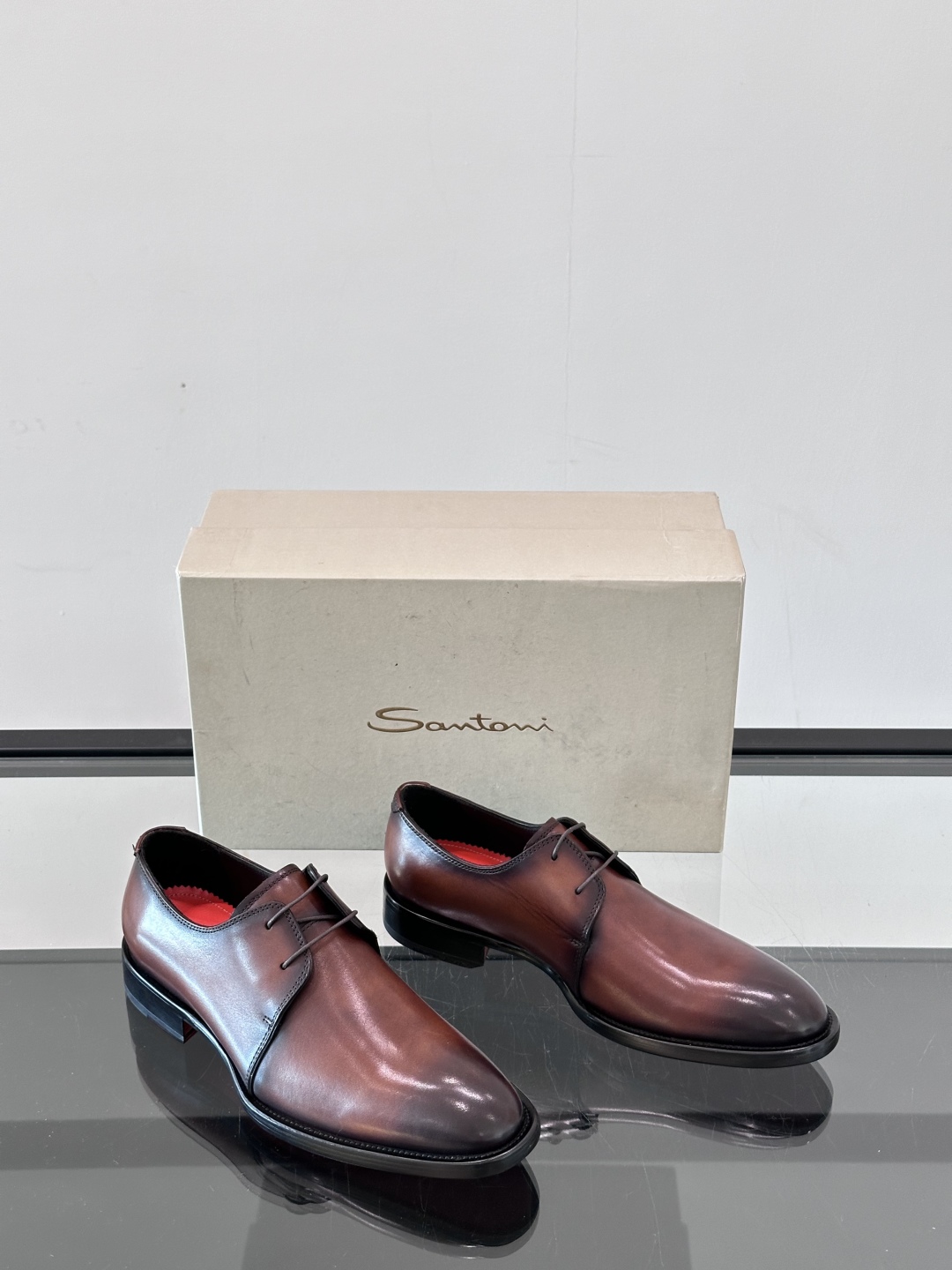 Santoni/圣东尼 意大利男士手工小牛皮真皮大底正装皮鞋，这个意大利纯手工鞋履品牌的每一双鞋设计简洁