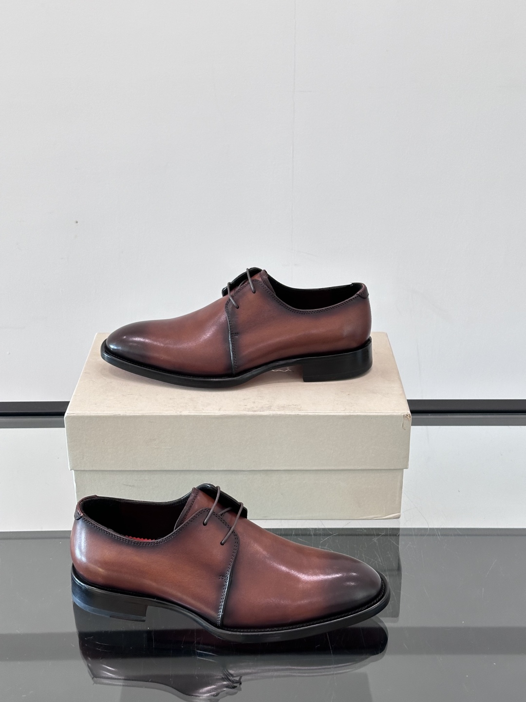 Santoni/圣东尼 意大利男士手工小牛皮真皮大底正装皮鞋，这个意大利纯手工鞋履品牌的每一双鞋设计简洁
