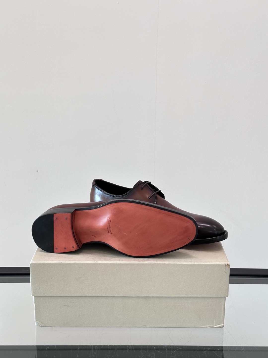 Santoni/圣东尼 意大利男士手工小牛皮真皮大底正装皮鞋，这个意大利纯手工鞋履品牌的每一双鞋设计简洁