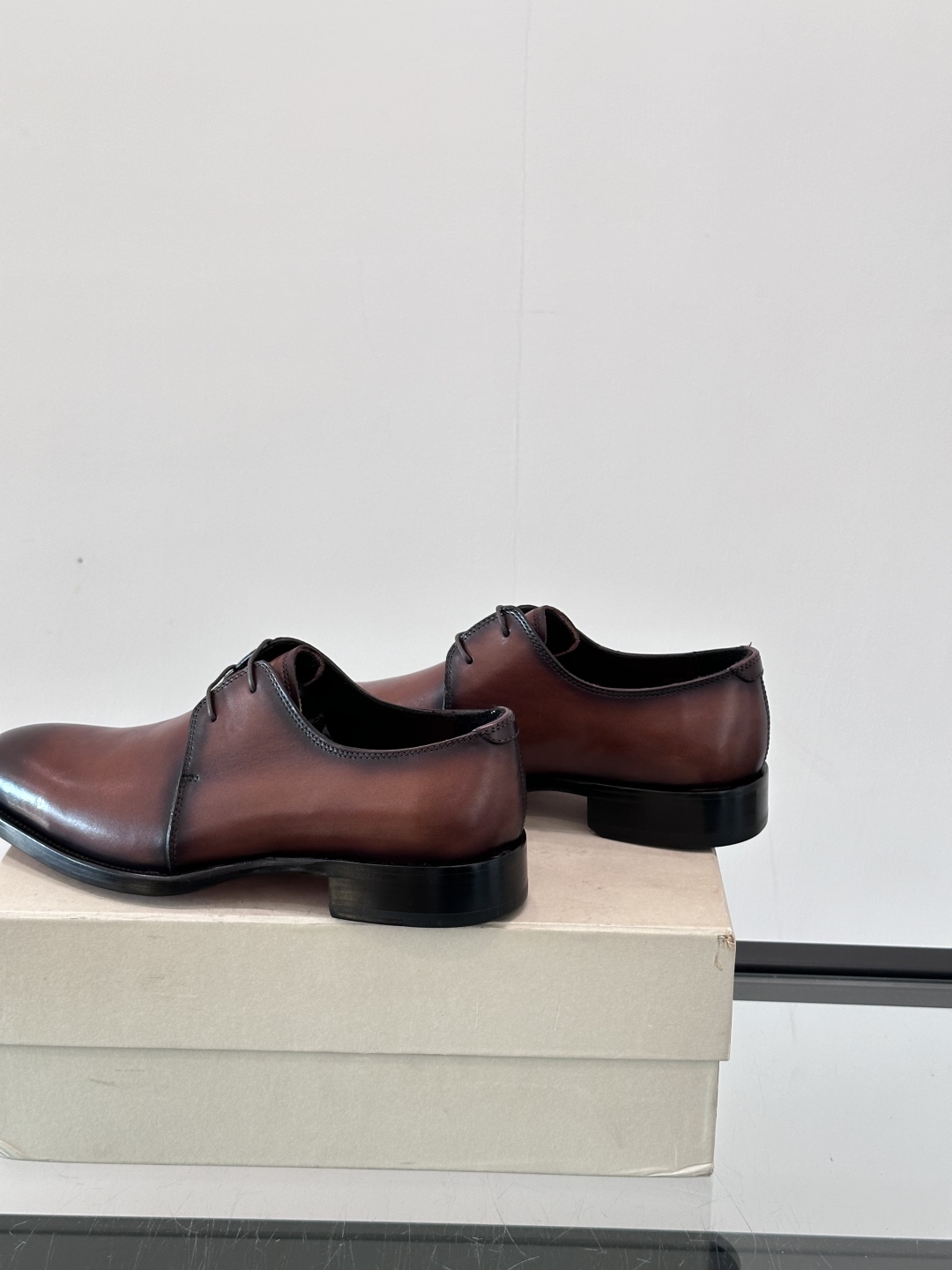 Santoni/圣东尼 意大利男士手工小牛皮真皮大底正装皮鞋，这个意大利纯手工鞋履品牌的每一双鞋设计简洁