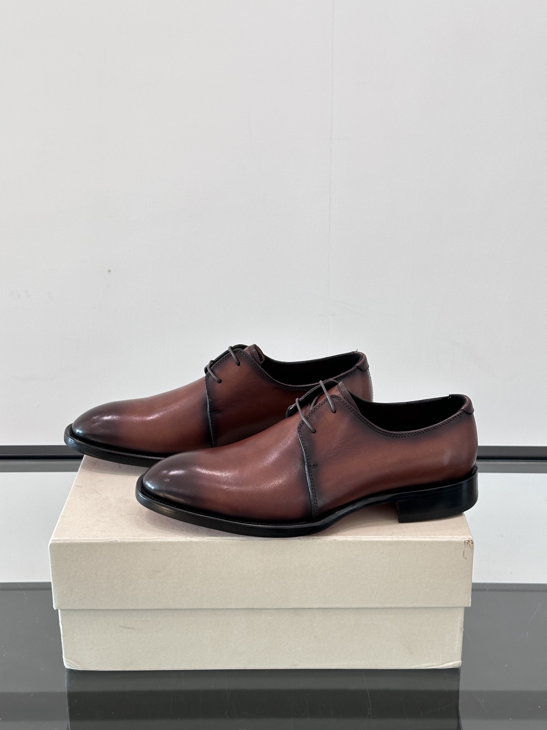 Santoni/圣东尼 意大利男士手工小牛皮真皮大底正装皮鞋，这个意大利纯手工鞋履品牌的每一双鞋设计简洁
