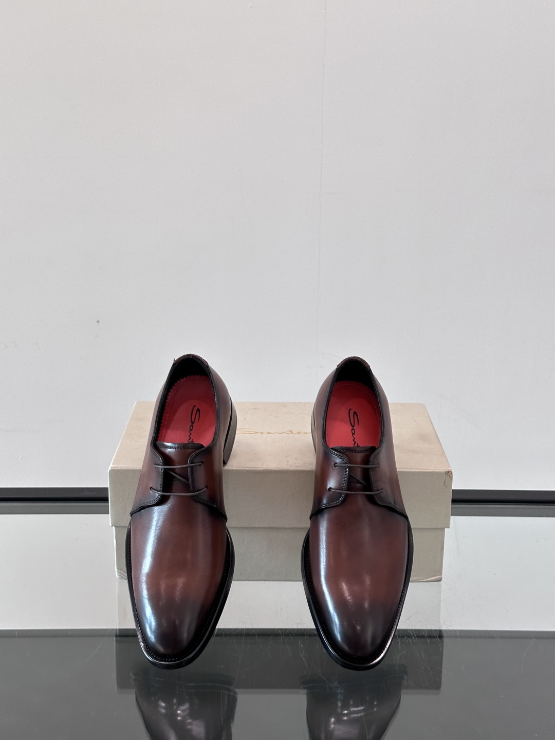 Santoni/圣东尼 意大利男士手工小牛皮真皮大底正装皮鞋，这个意大利纯手工鞋履品牌的每一双鞋设计简洁