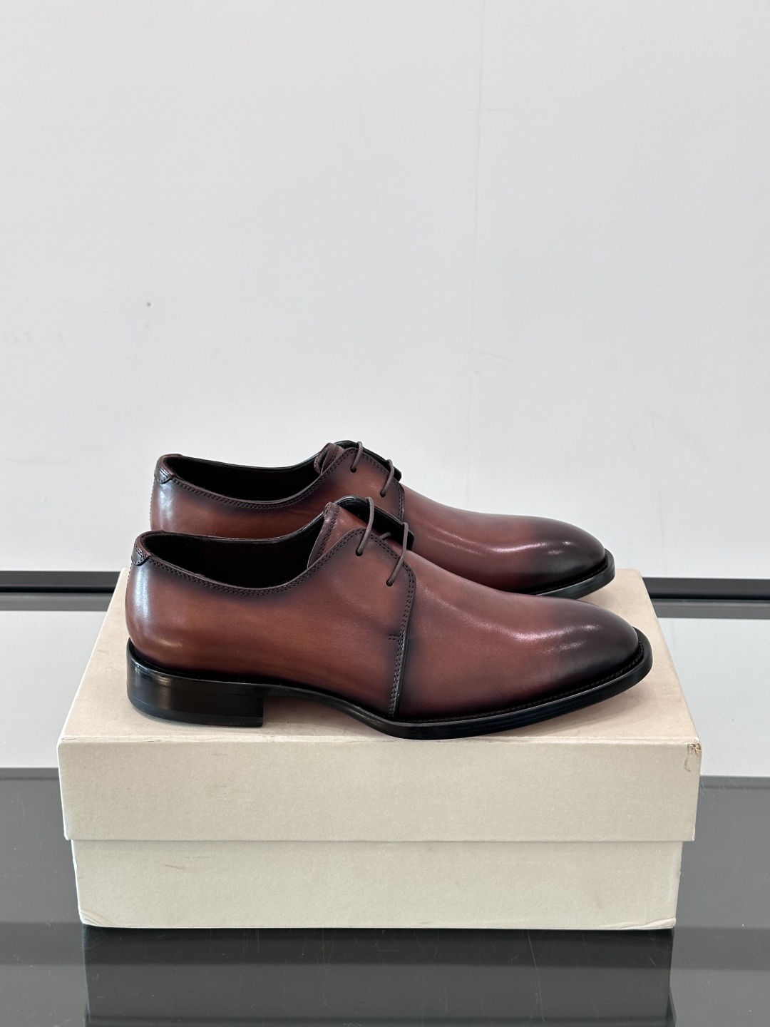 Santoni/圣东尼 意大利男士手工小牛皮真皮大底正装皮鞋，这个意大利纯手工鞋履品牌的每一双鞋设计简洁