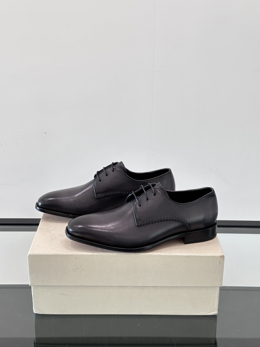 Santoni/圣东尼 意大利男士手工小牛皮真皮大底正装皮鞋，这个意大利纯手工鞋履品牌的每一双鞋设计简洁