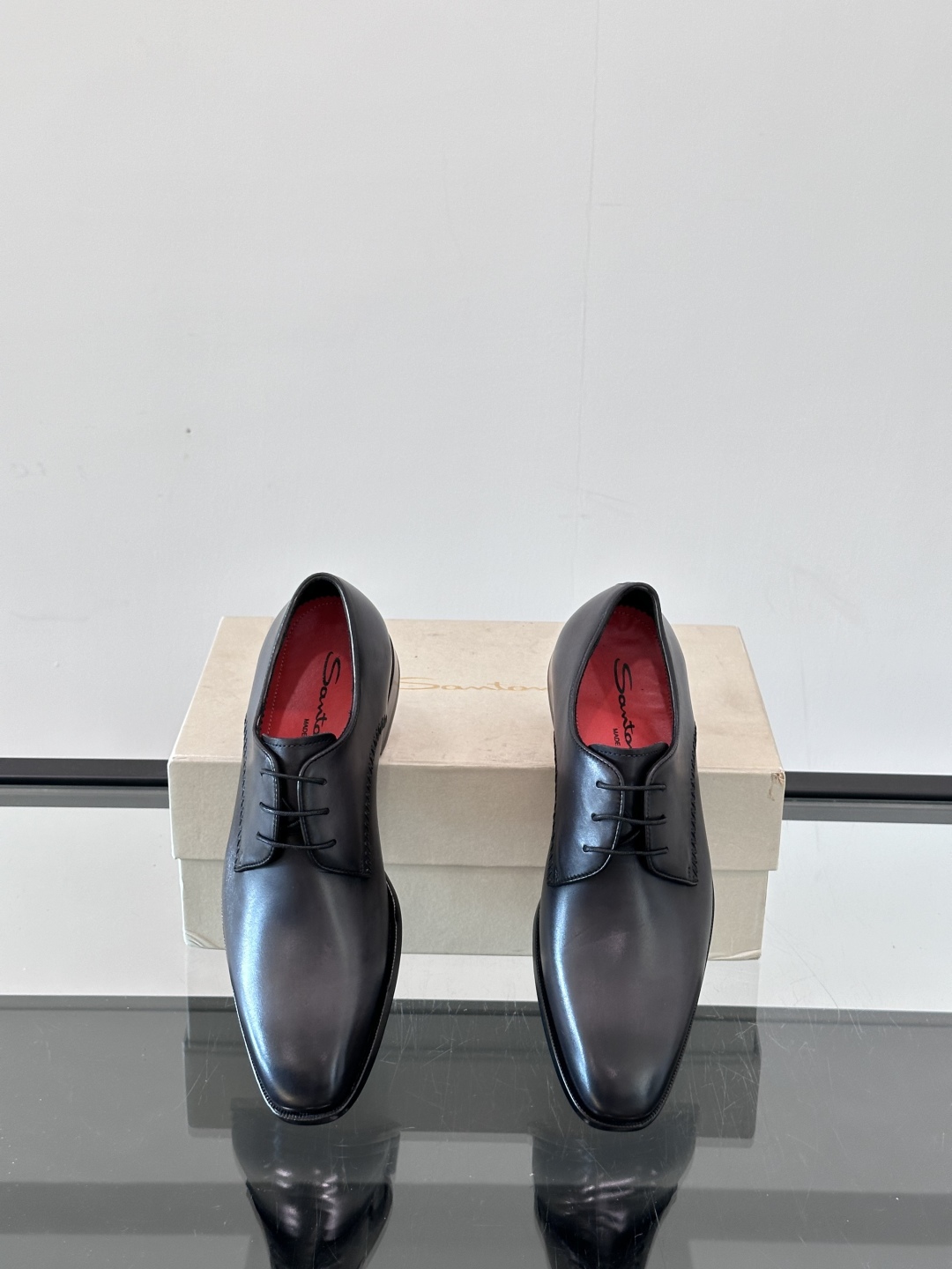 Santoni/圣东尼 意大利男士手工小牛皮真皮大底正装皮鞋，这个意大利纯手工鞋履品牌的每一双鞋设计简洁