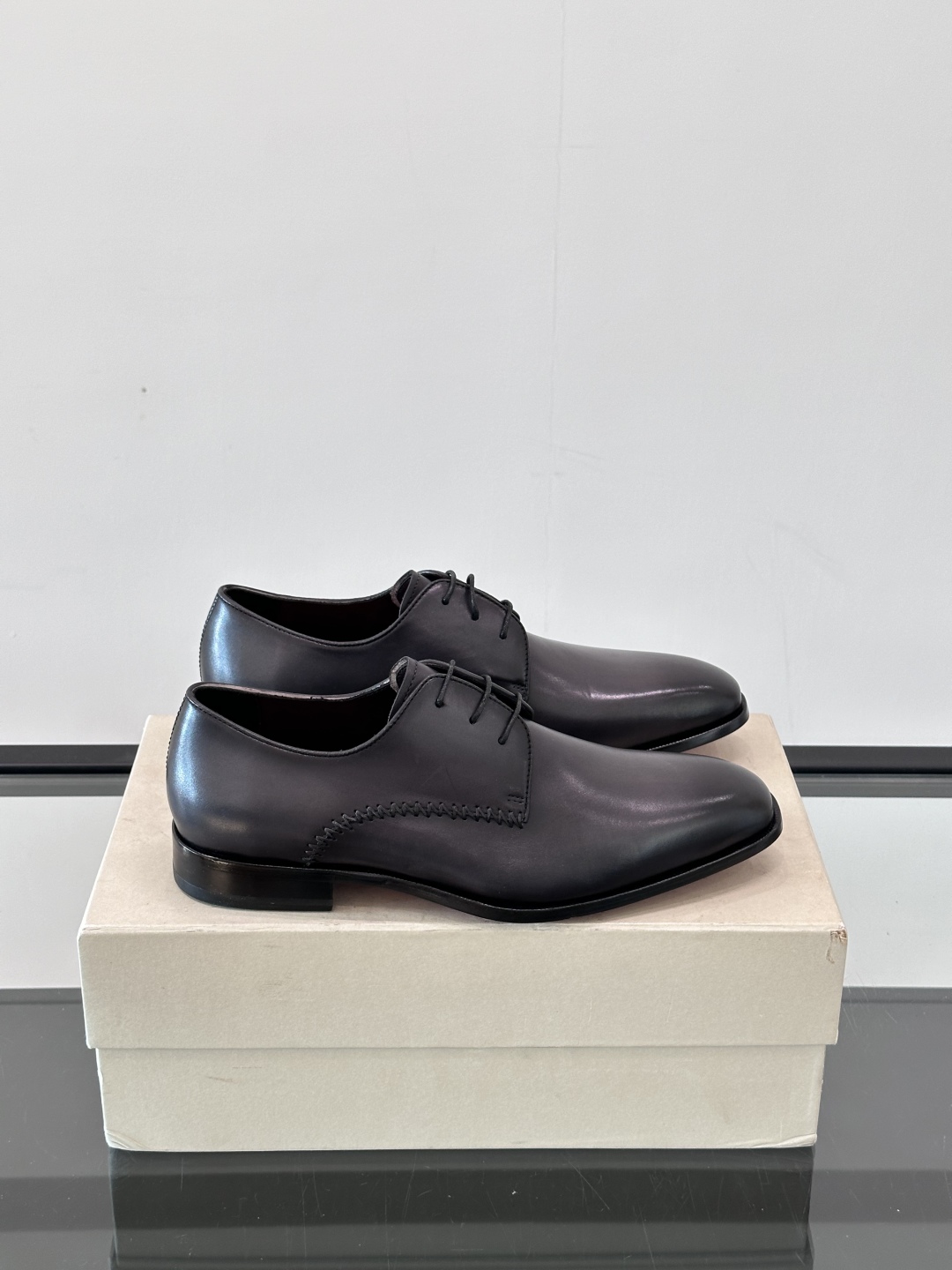 Santoni/圣东尼 意大利男士手工小牛皮真皮大底正装皮鞋，这个意大利纯手工鞋履品牌的每一双鞋设计简洁