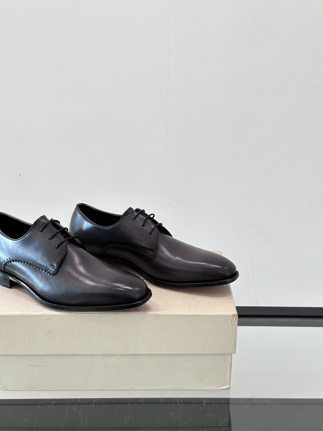 Santoni/圣东尼 意大利男士手工小牛皮真皮大底正装皮鞋，这个意大利纯手工鞋履品牌的每一双鞋设计简洁