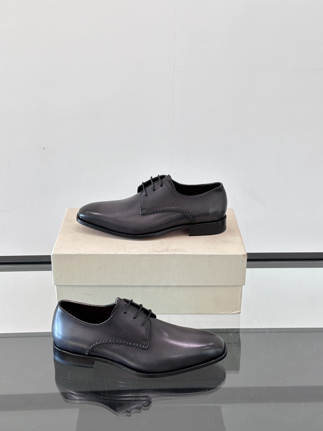 Santoni/圣东尼 意大利男士手工小牛皮真皮大底正装皮鞋，这个意大利纯手工鞋履品牌的每一双鞋设计简洁