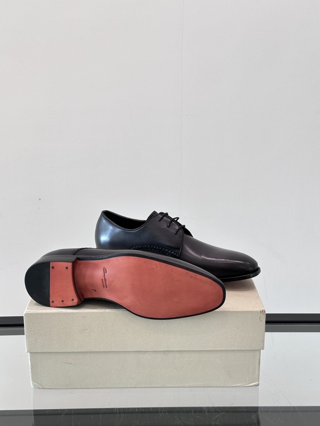 Santoni/圣东尼 意大利男士手工小牛皮真皮大底正装皮鞋，这个意大利纯手工鞋履品牌的每一双鞋设计简洁