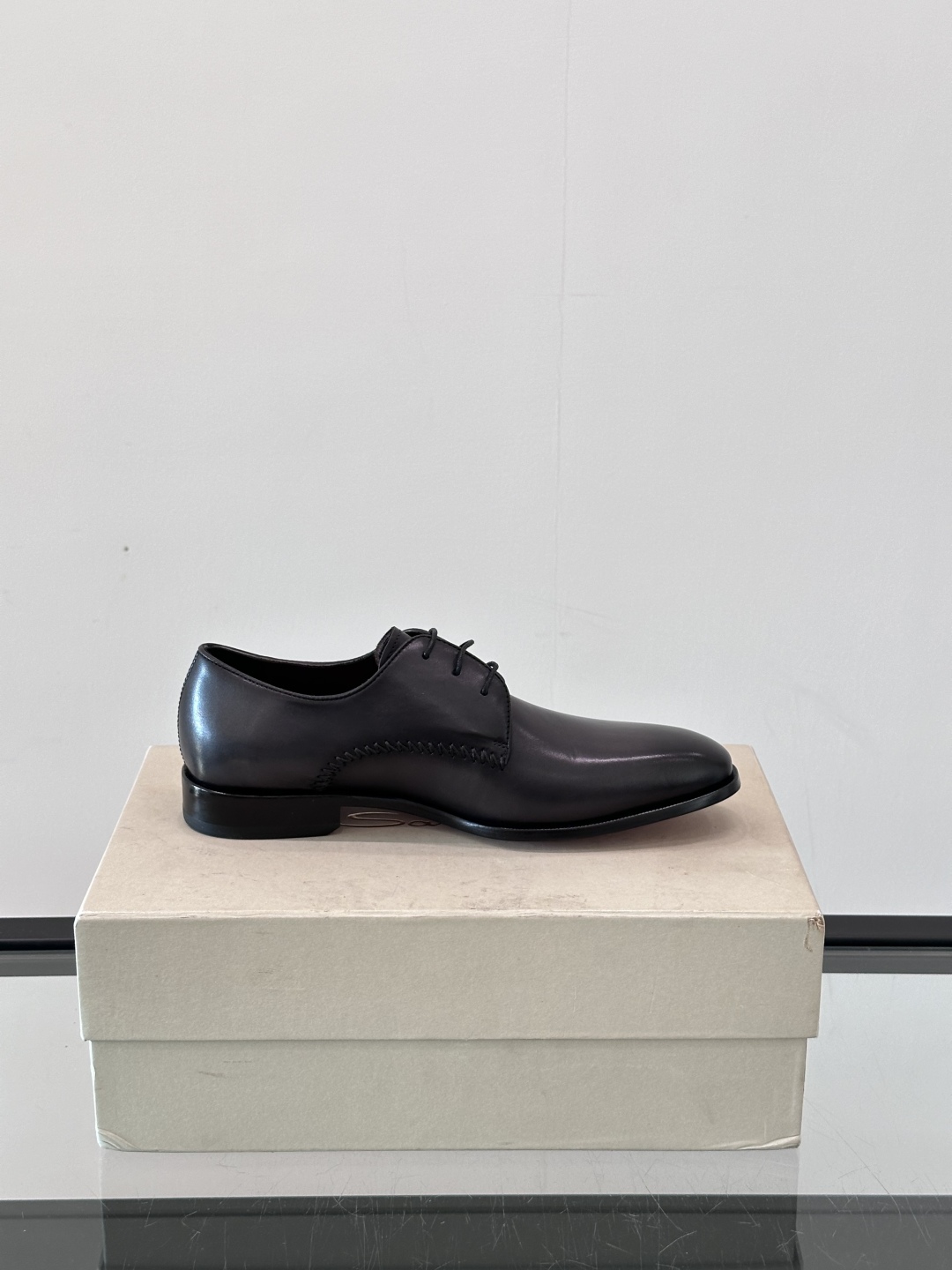 Santoni/圣东尼 意大利男士手工小牛皮真皮大底正装皮鞋，这个意大利纯手工鞋履品牌的每一双鞋设计简洁