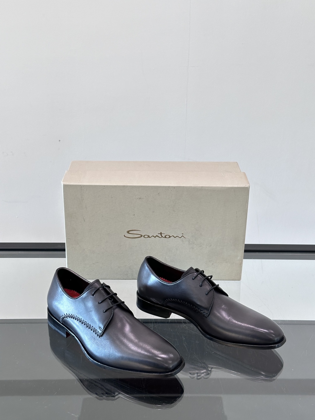 Santoni/圣东尼 意大利男士手工小牛皮真皮大底正装皮鞋，这个意大利纯手工鞋履品牌的每一双鞋设计简洁