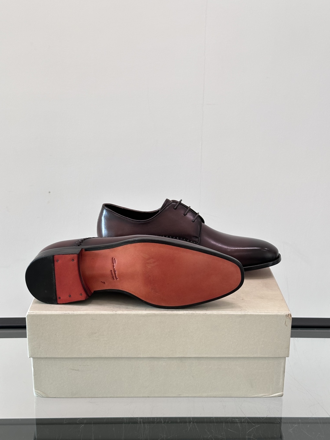 Santoni/圣东尼 意大利男士手工小牛皮真皮大底正装皮鞋，这个意大利纯手工鞋履品牌的每一双鞋设计简洁
