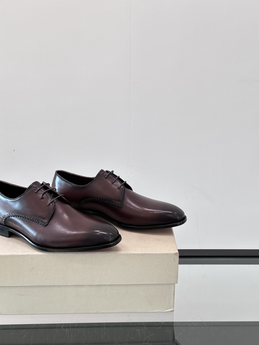 Santoni/圣东尼 意大利男士手工小牛皮真皮大底正装皮鞋，这个意大利纯手工鞋履品牌的每一双鞋设计简洁