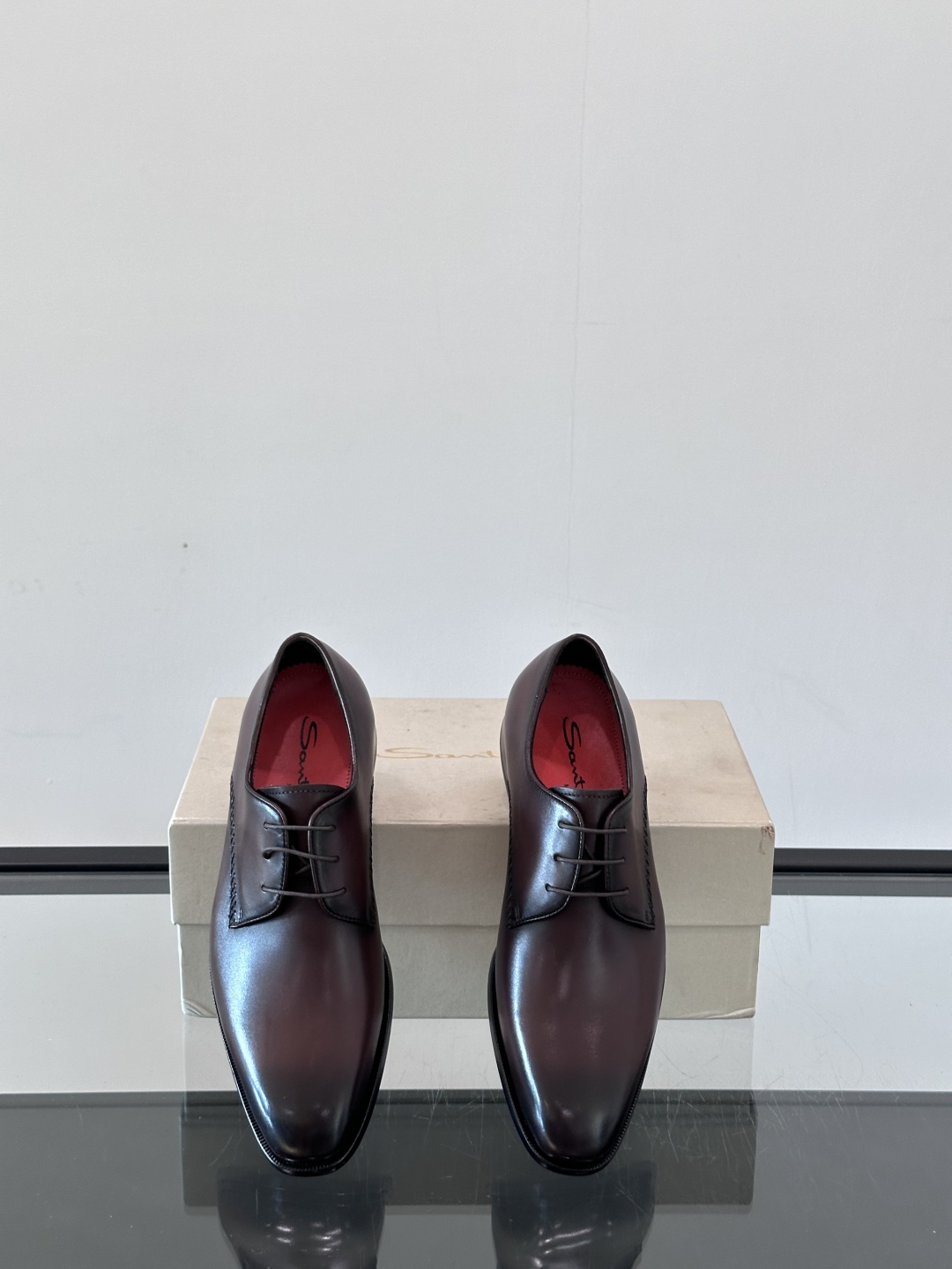 Santoni/圣东尼 意大利男士手工小牛皮真皮大底正装皮鞋，这个意大利纯手工鞋履品牌的每一双鞋设计简洁