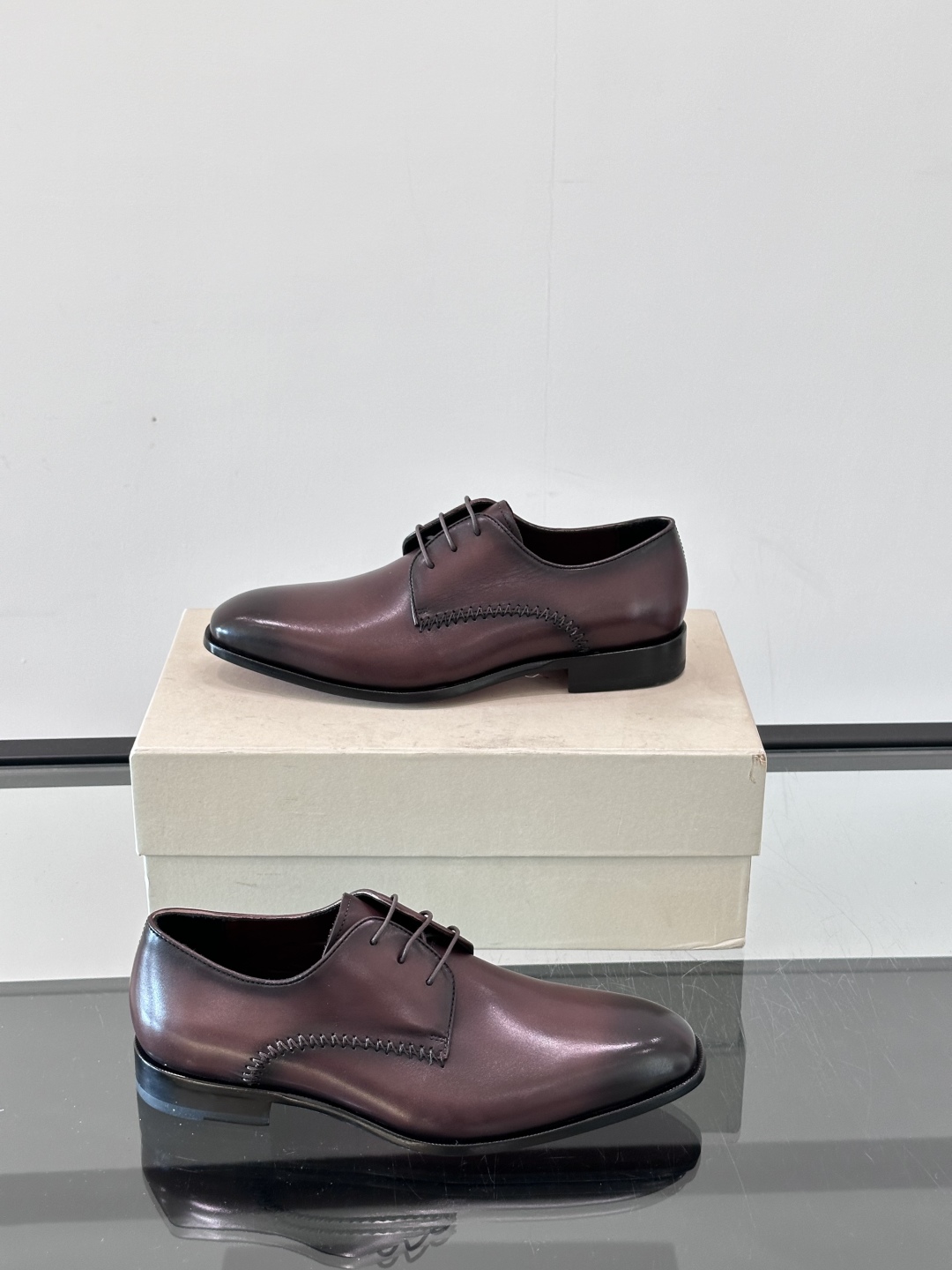Santoni/圣东尼 意大利男士手工小牛皮真皮大底正装皮鞋，这个意大利纯手工鞋履品牌的每一双鞋设计简洁