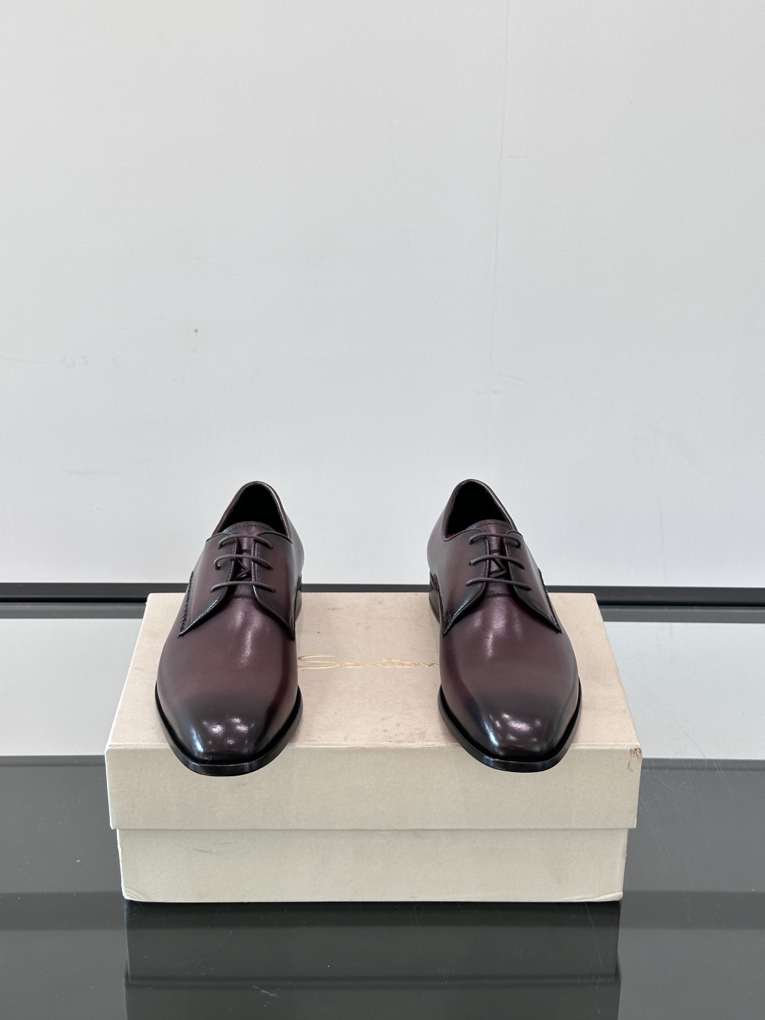 Santoni/圣东尼 意大利男士手工小牛皮真皮大底正装皮鞋，这个意大利纯手工鞋履品牌的每一双鞋设计简洁