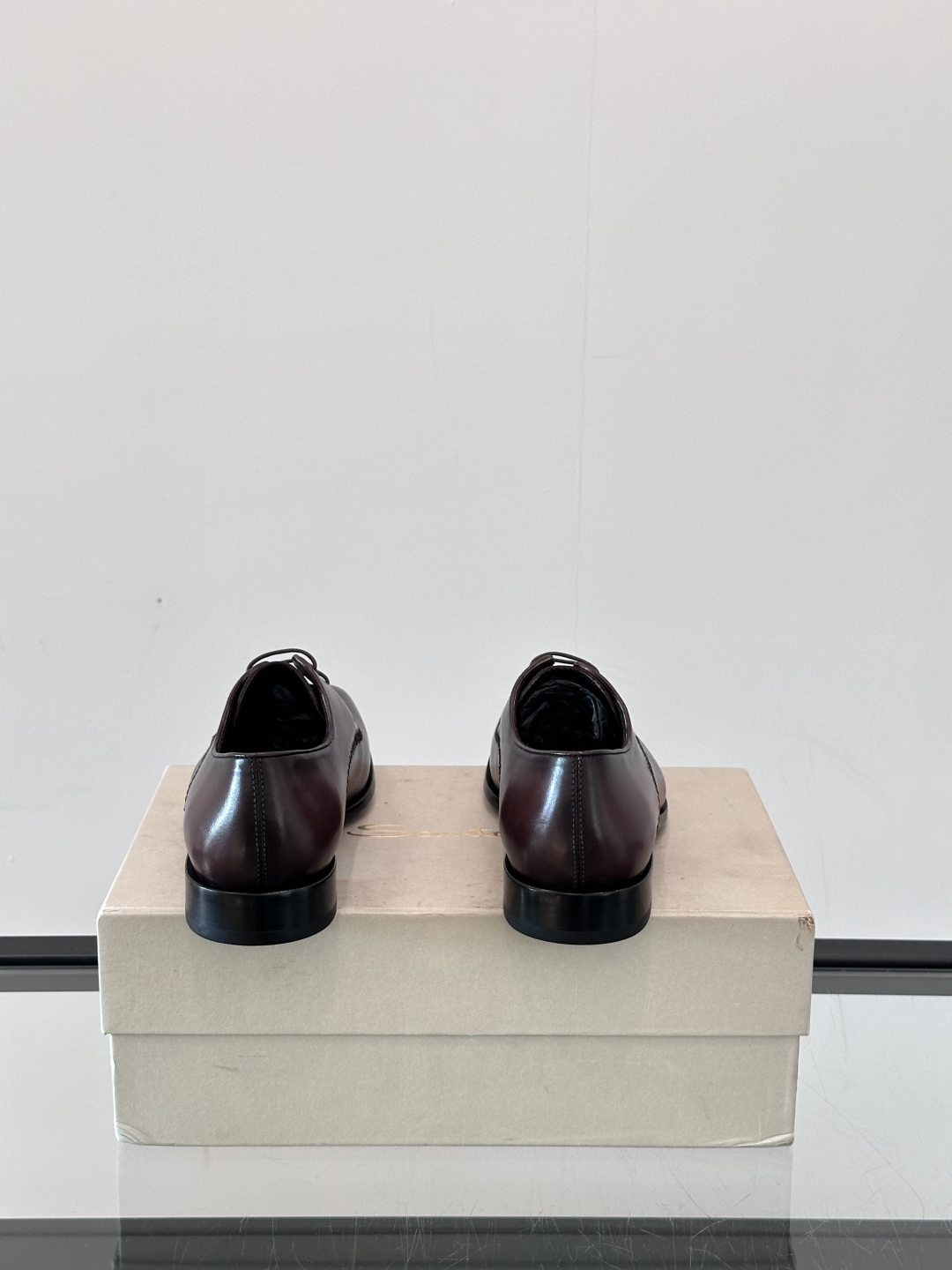 Santoni/圣东尼 意大利男士手工小牛皮真皮大底正装皮鞋，这个意大利纯手工鞋履品牌的每一双鞋设计简洁
