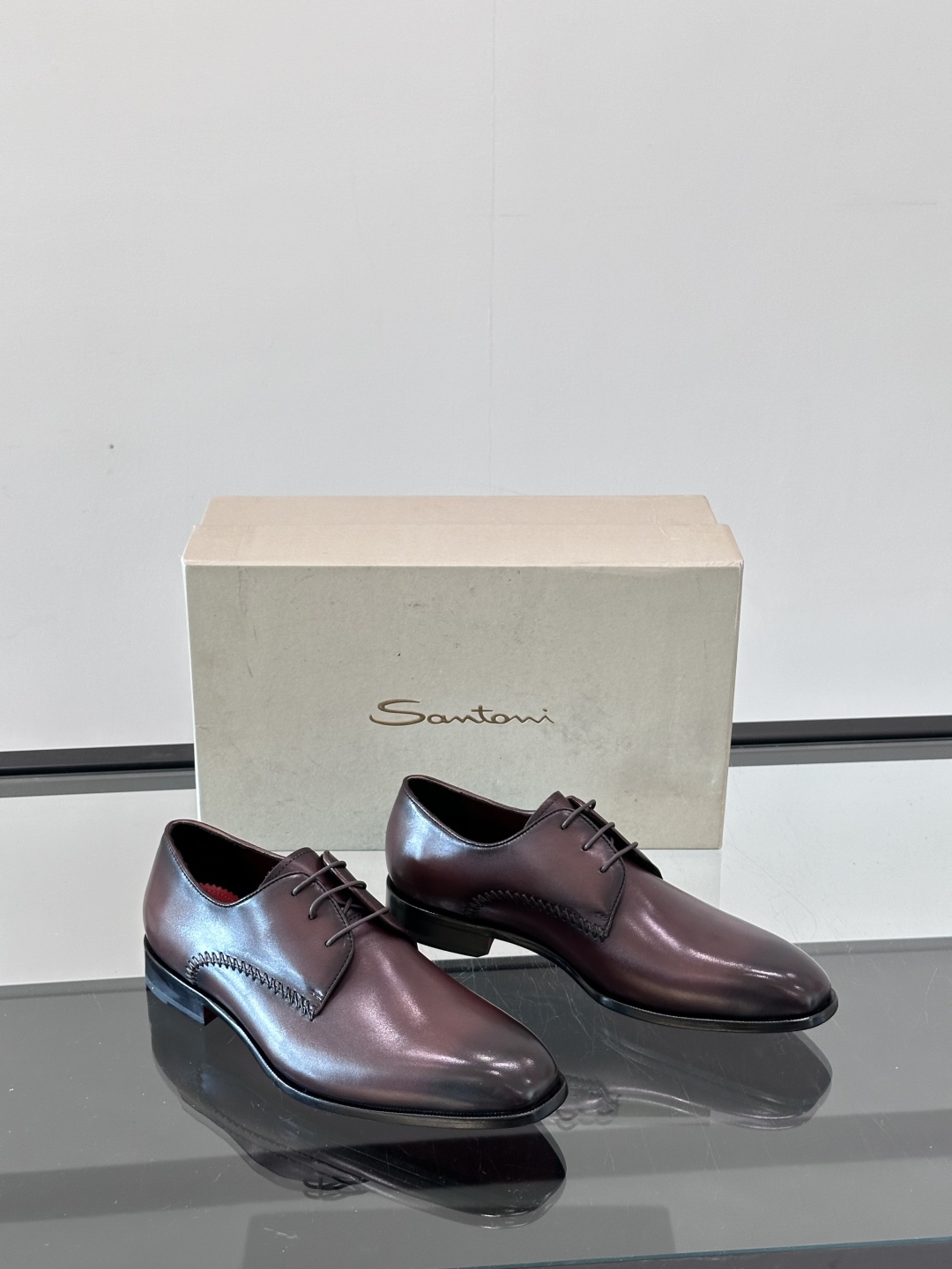 Santoni/圣东尼 意大利男士手工小牛皮真皮大底正装皮鞋，这个意大利纯手工鞋履品牌的每一双鞋设计简洁