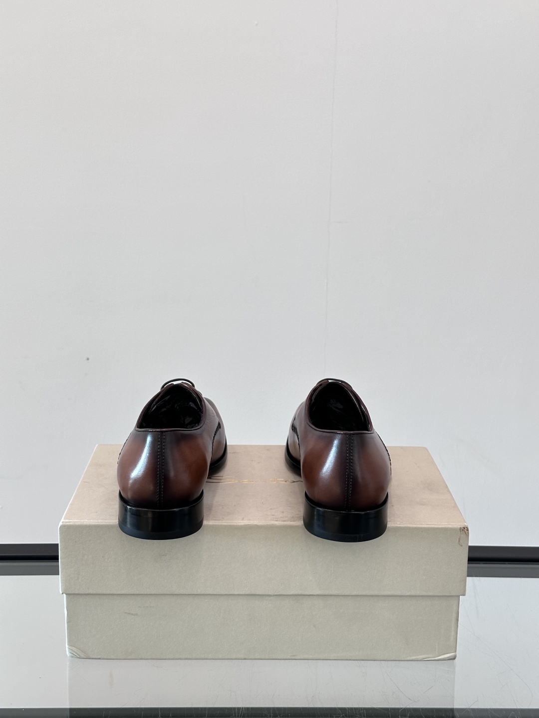 Santoni/圣东尼 意大利男士手工小牛皮真皮大底正装皮鞋，这个意大利纯手工鞋履品牌的每一双鞋设计简洁