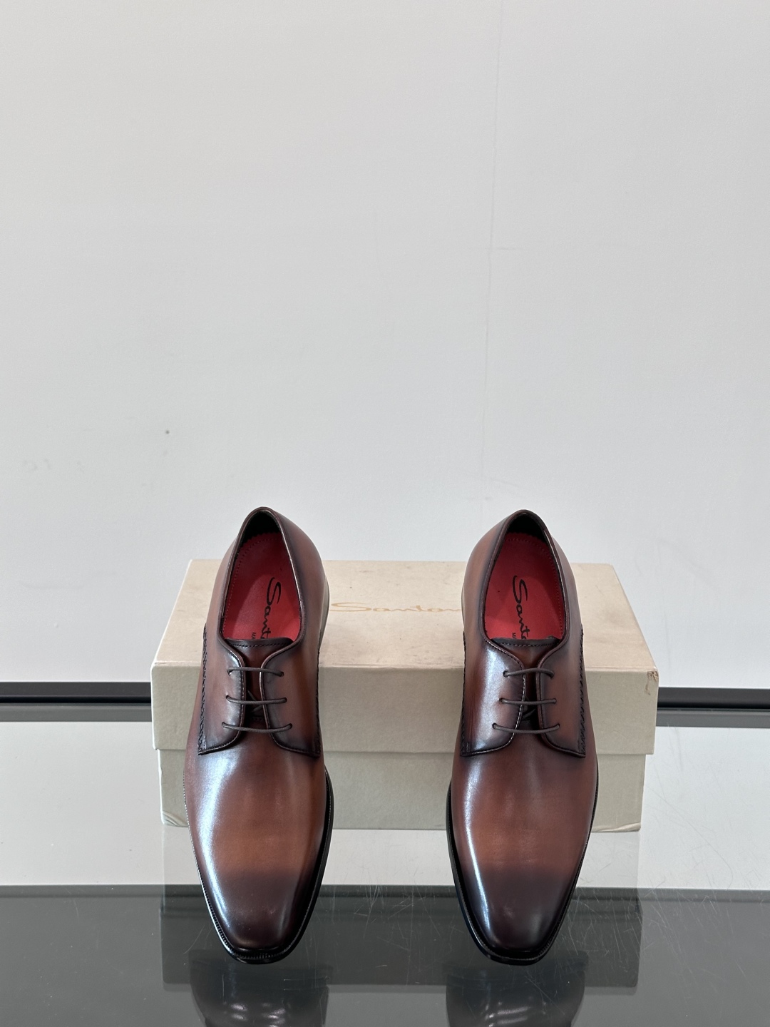 Santoni/圣东尼 意大利男士手工小牛皮真皮大底正装皮鞋，这个意大利纯手工鞋履品牌的每一双鞋设计简洁