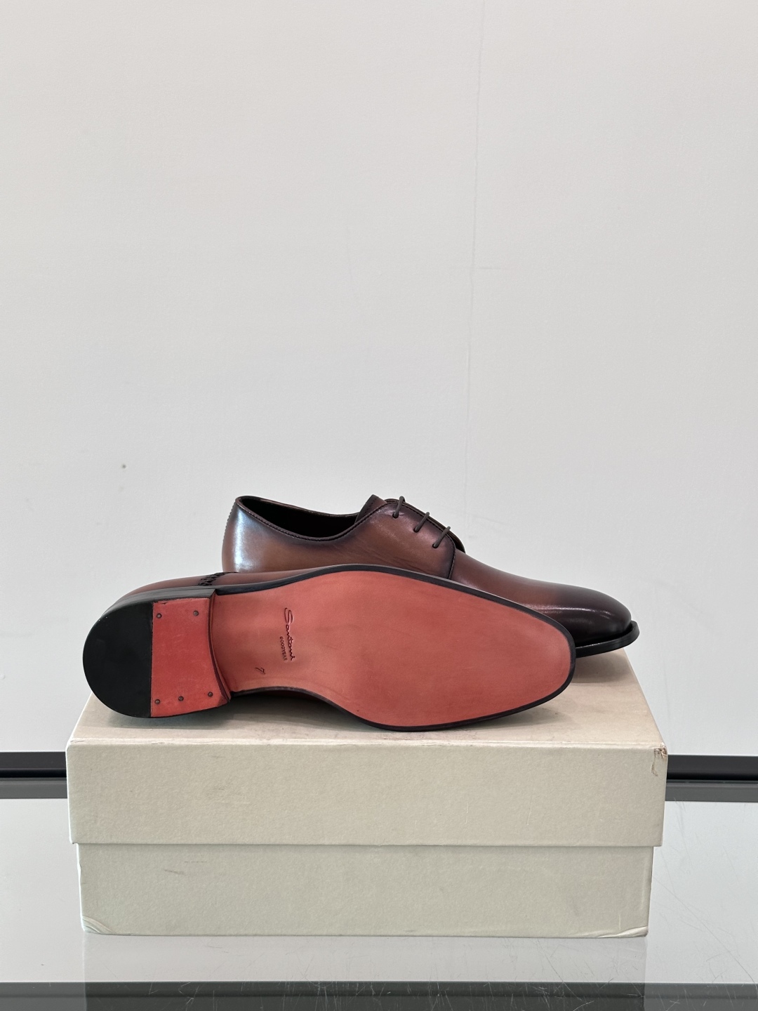 Santoni/圣东尼 意大利男士手工小牛皮真皮大底正装皮鞋，这个意大利纯手工鞋履品牌的每一双鞋设计简洁
