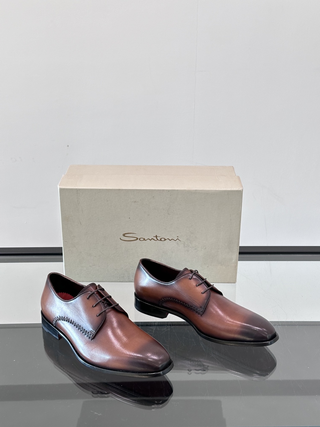 Santoni/圣东尼 意大利男士手工小牛皮真皮大底正装皮鞋，这个意大利纯手工鞋履品牌的每一双鞋设计简洁