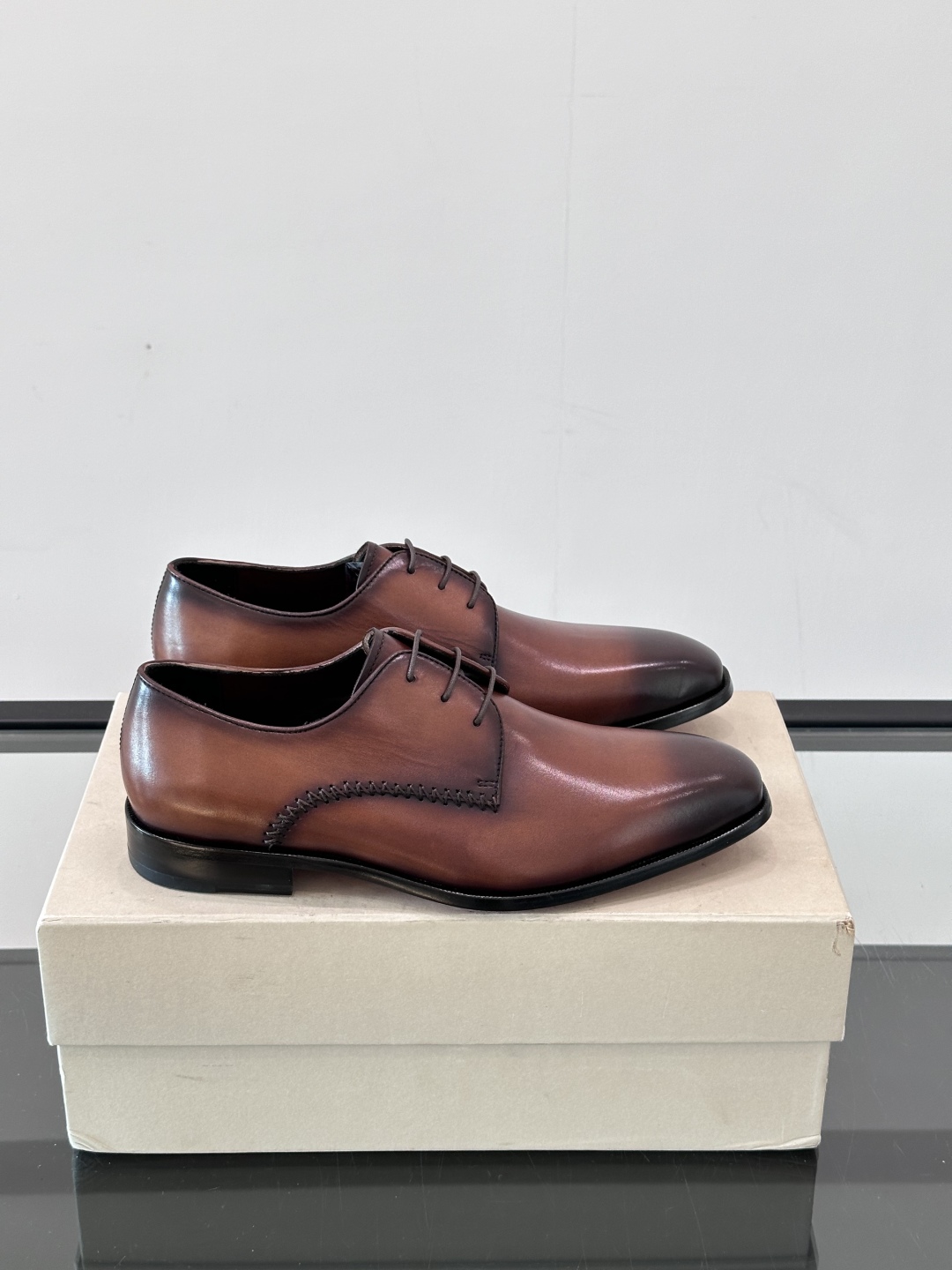 Santoni/圣东尼 意大利男士手工小牛皮真皮大底正装皮鞋，这个意大利纯手工鞋履品牌的每一双鞋设计简洁