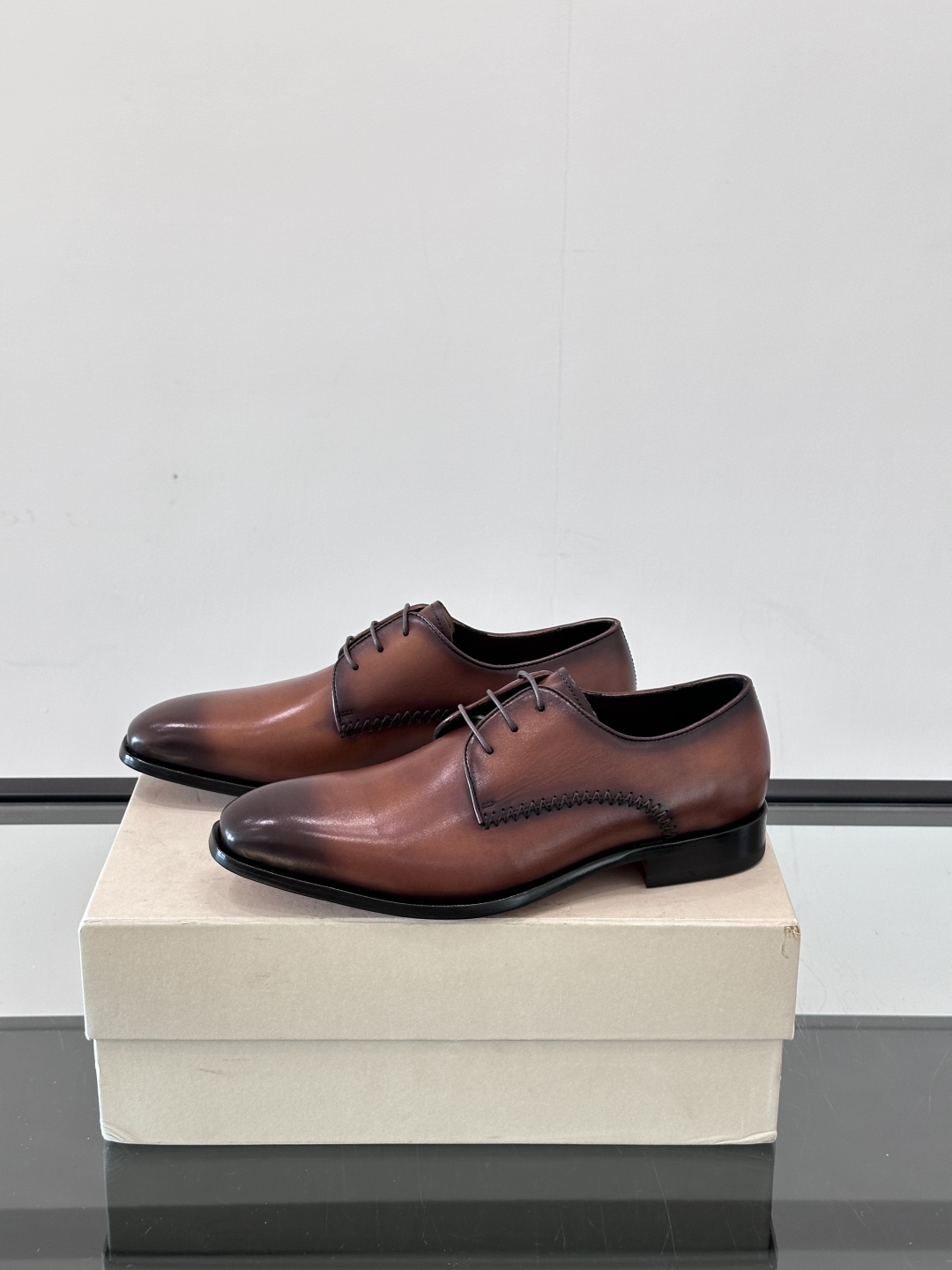 Santoni/圣东尼 意大利男士手工小牛皮真皮大底正装皮鞋，这个意大利纯手工鞋履品牌的每一双鞋设计简洁