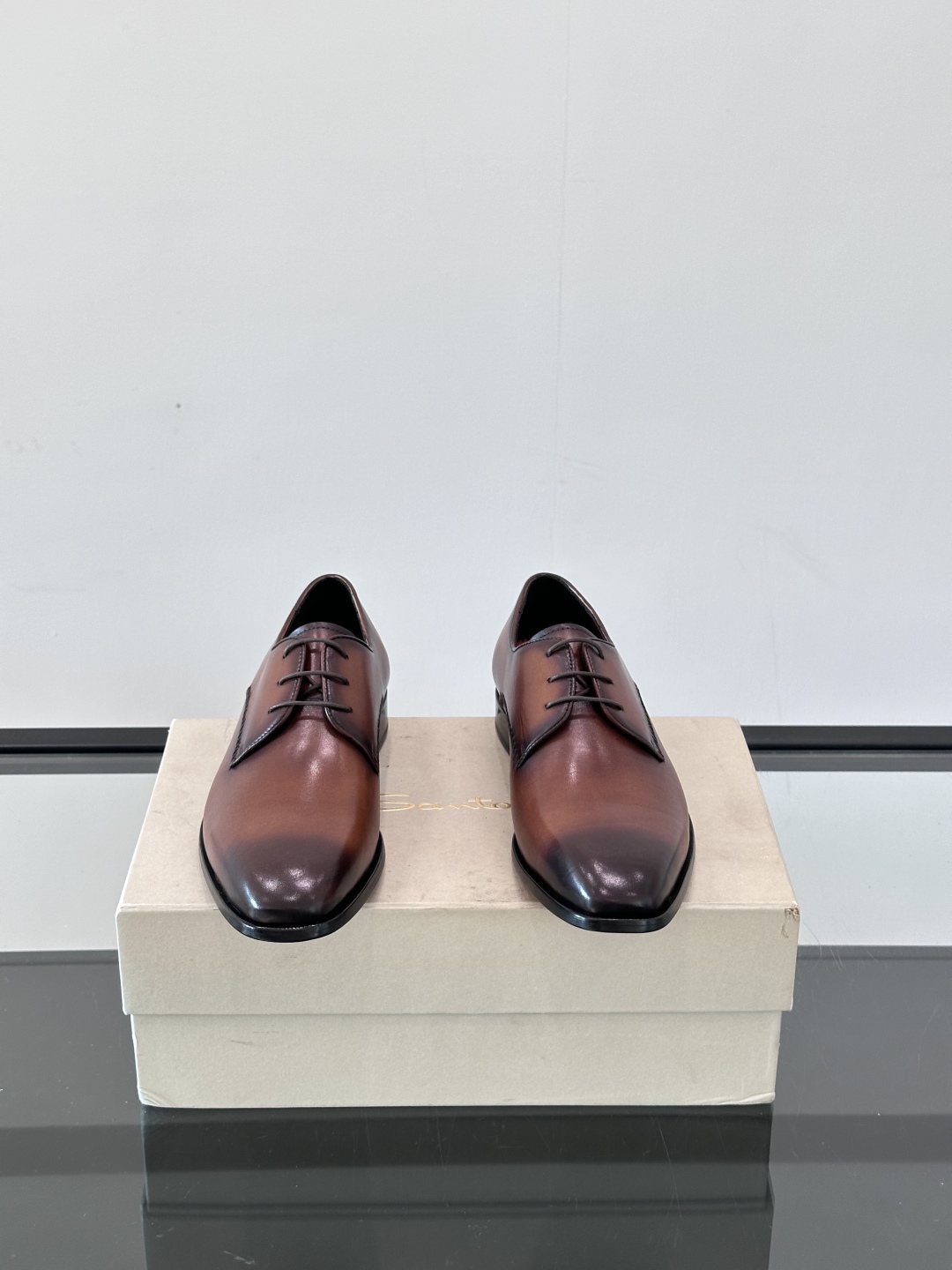 Santoni/圣东尼 意大利男士手工小牛皮真皮大底正装皮鞋，这个意大利纯手工鞋履品牌的每一双鞋设计简洁