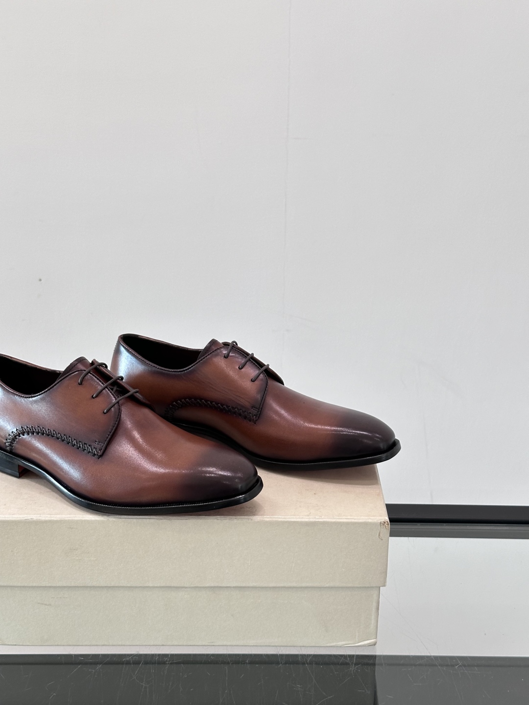 Santoni/圣东尼 意大利男士手工小牛皮真皮大底正装皮鞋，这个意大利纯手工鞋履品牌的每一双鞋设计简洁