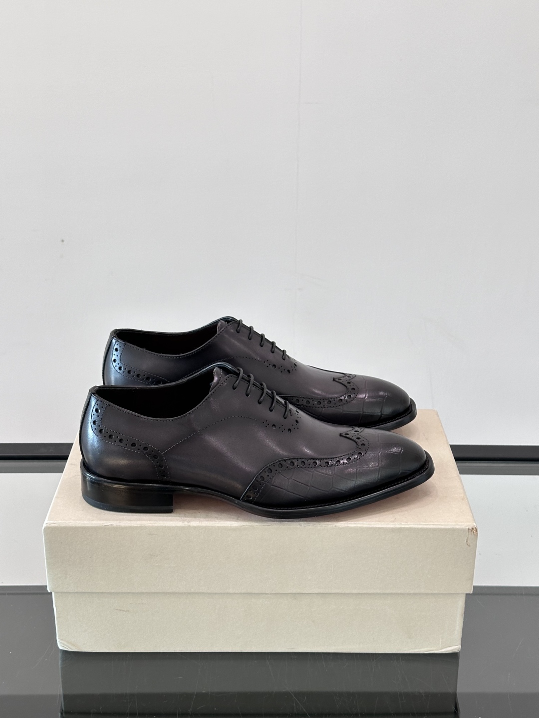 Santoni/圣东尼 意大利男士手工小牛皮真皮大底正装皮鞋，这个意大利纯手工鞋履品牌的每一双鞋设计简洁