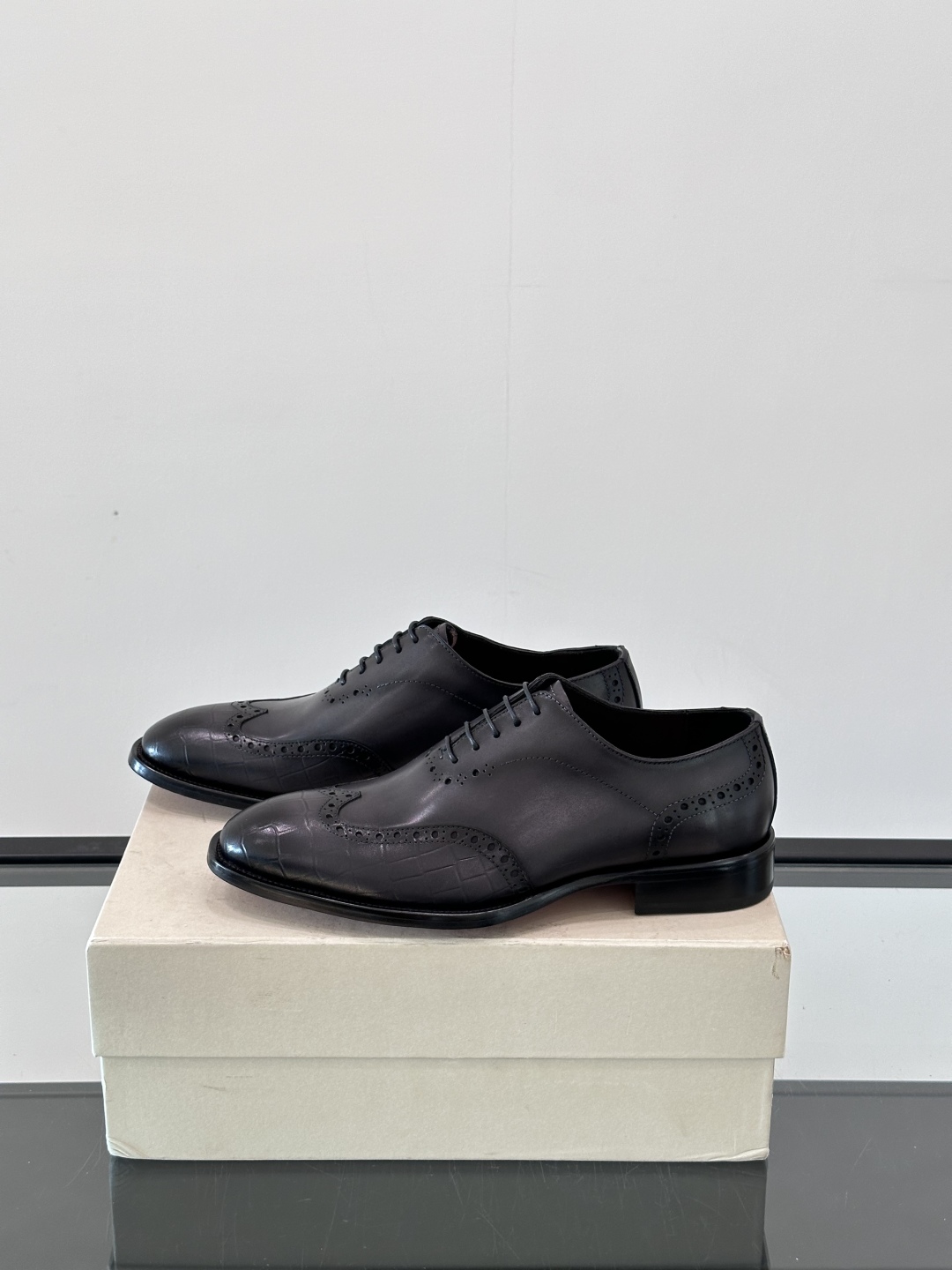 Santoni/圣东尼 意大利男士手工小牛皮真皮大底正装皮鞋，这个意大利纯手工鞋履品牌的每一双鞋设计简洁