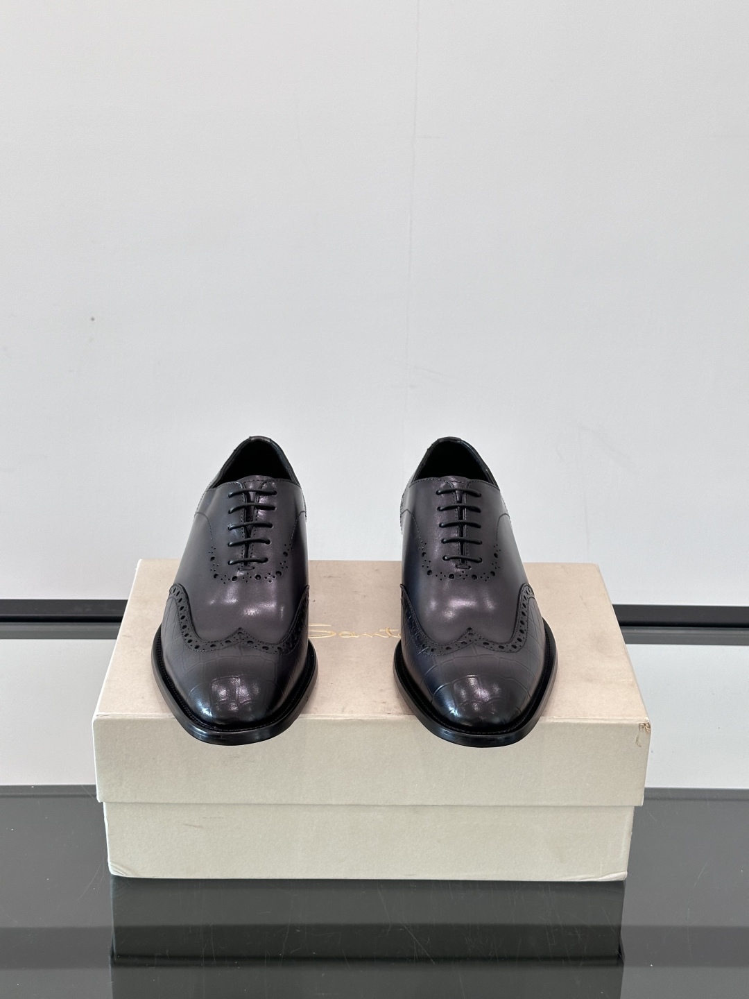 Santoni/圣东尼 意大利男士手工小牛皮真皮大底正装皮鞋，这个意大利纯手工鞋履品牌的每一双鞋设计简洁