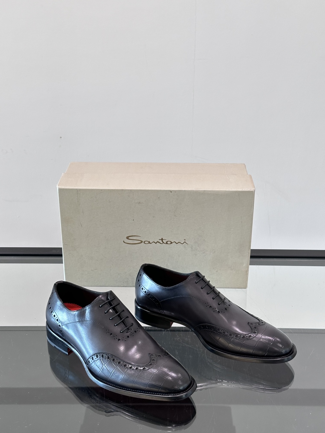 Santoni/圣东尼 意大利男士手工小牛皮真皮大底正装皮鞋，这个意大利纯手工鞋履品牌的每一双鞋设计简洁