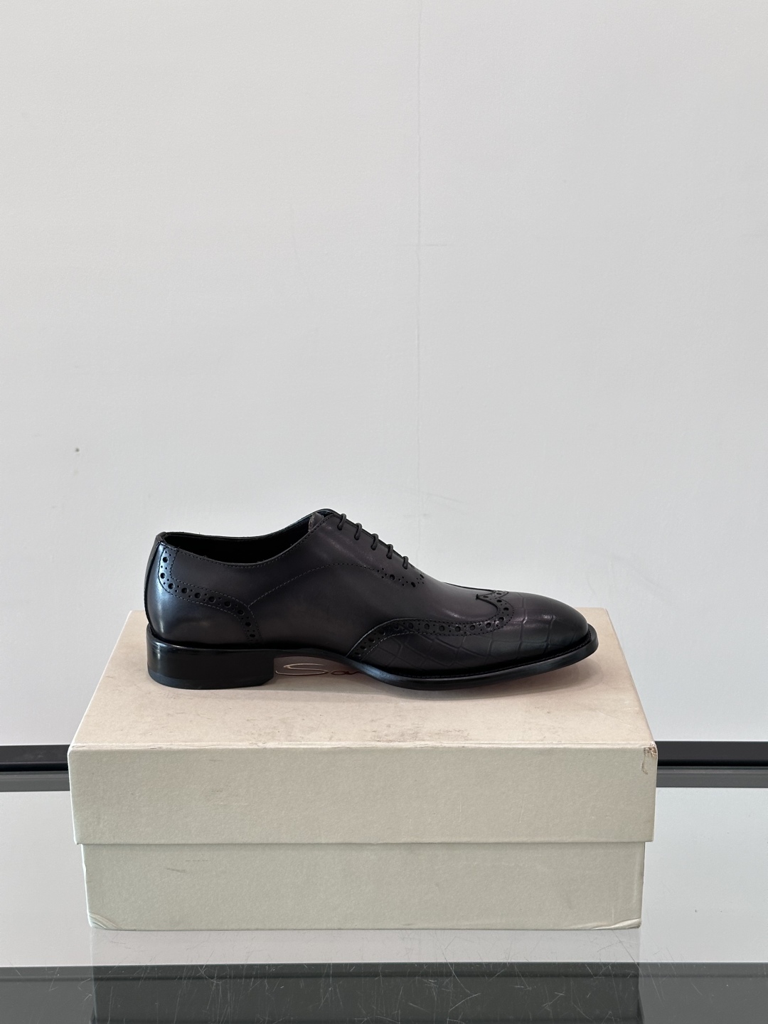 Santoni/圣东尼 意大利男士手工小牛皮真皮大底正装皮鞋，这个意大利纯手工鞋履品牌的每一双鞋设计简洁