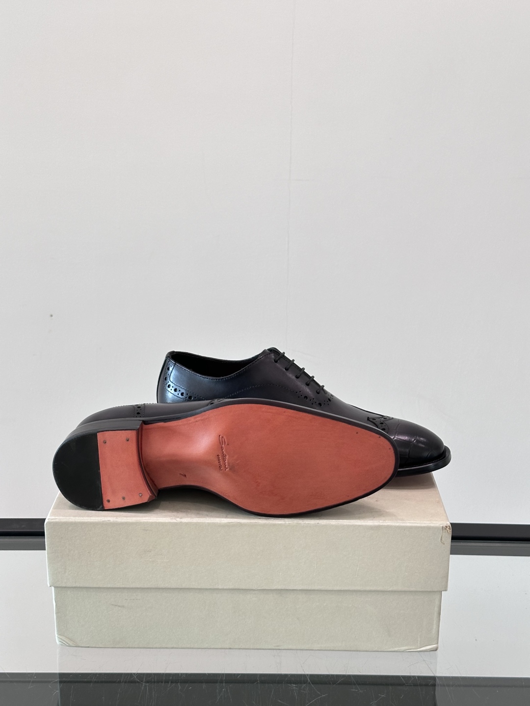 Santoni/圣东尼 意大利男士手工小牛皮真皮大底正装皮鞋，这个意大利纯手工鞋履品牌的每一双鞋设计简洁