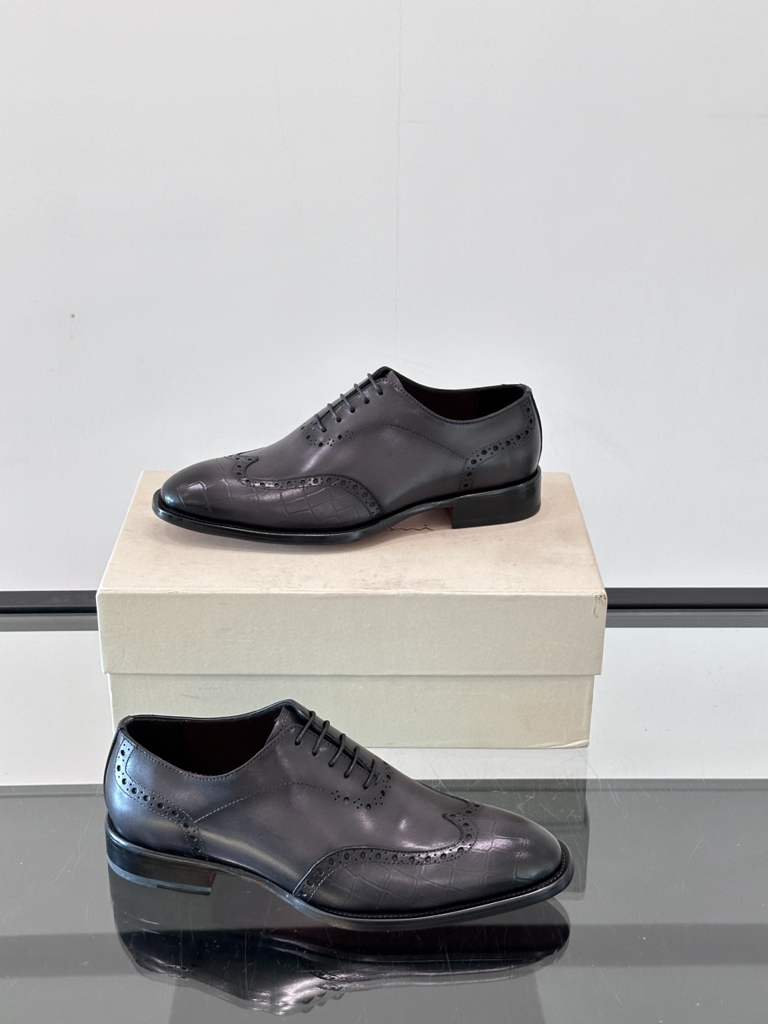 Santoni/圣东尼 意大利男士手工小牛皮真皮大底正装皮鞋，这个意大利纯手工鞋履品牌的每一双鞋设计简洁