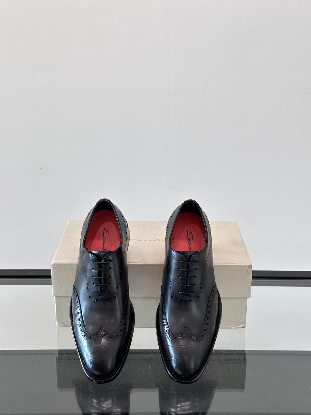 Santoni/圣东尼 意大利男士手工小牛皮真皮大底正装皮鞋，这个意大利纯手工鞋履品牌的每一双鞋设计简洁
