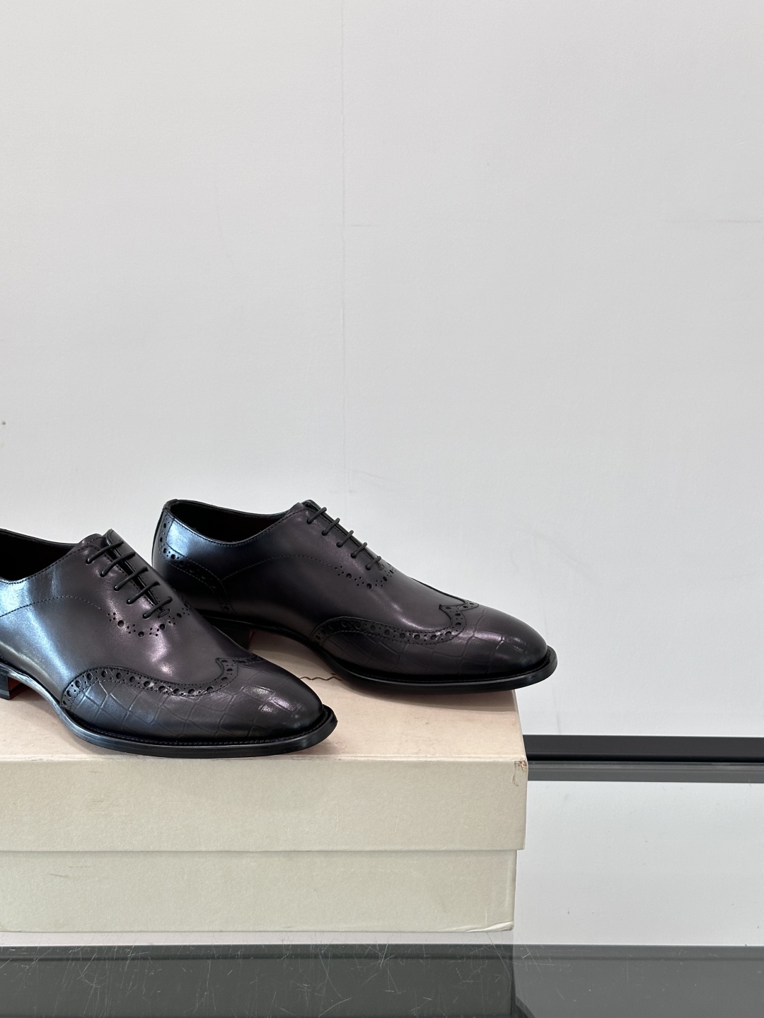Santoni/圣东尼 意大利男士手工小牛皮真皮大底正装皮鞋，这个意大利纯手工鞋履品牌的每一双鞋设计简洁