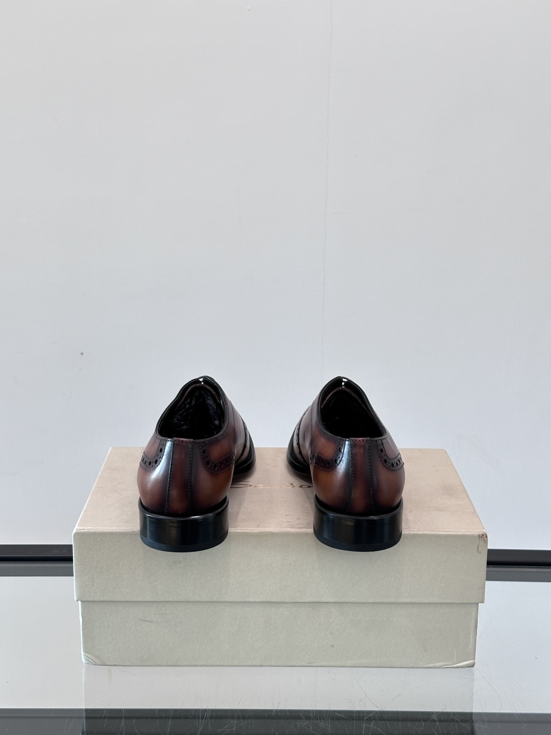 Santoni/圣东尼 意大利男士手工小牛皮真皮大底正装皮鞋，这个意大利纯手工鞋履品牌的每一双鞋设计简洁
