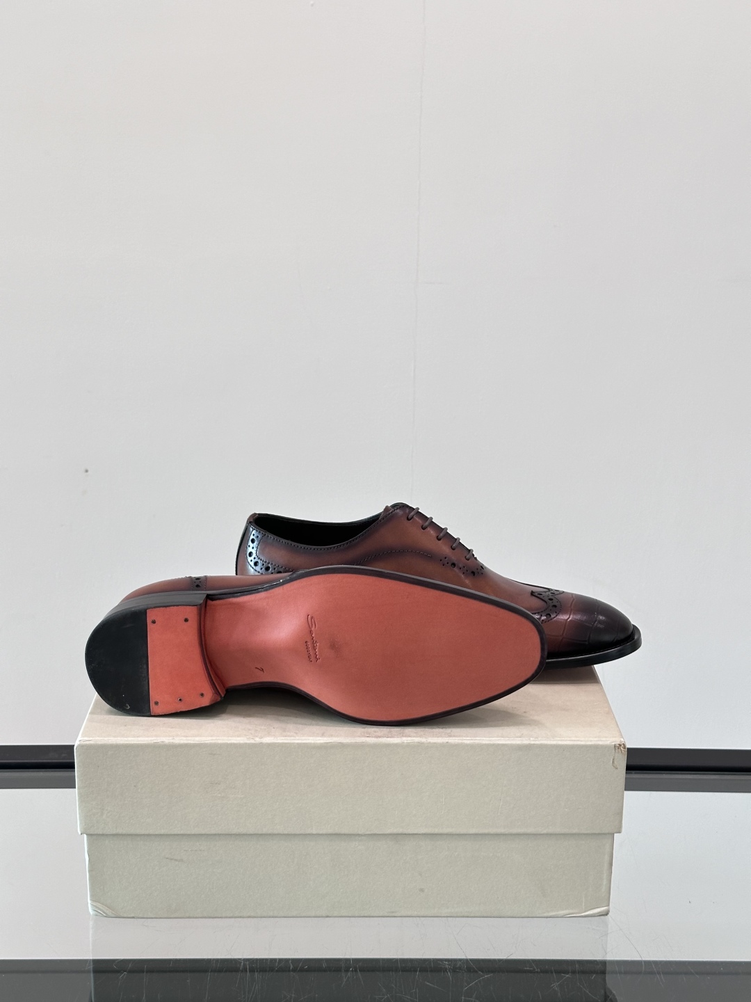 Santoni/圣东尼 意大利男士手工小牛皮真皮大底正装皮鞋，这个意大利纯手工鞋履品牌的每一双鞋设计简洁