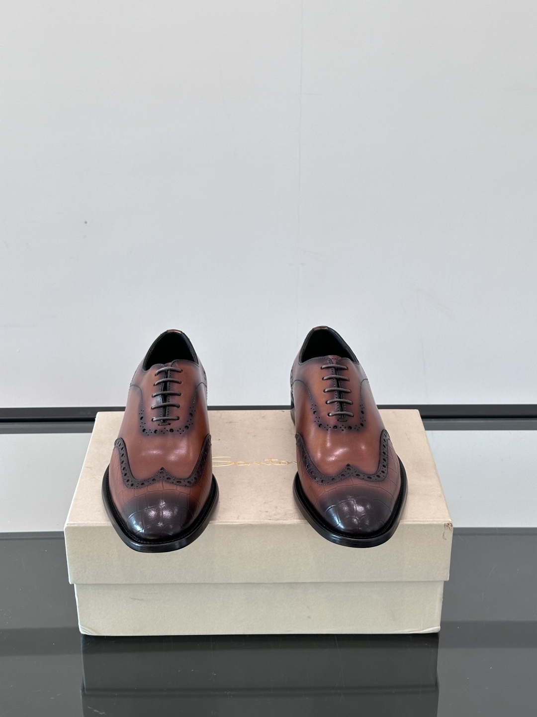 Santoni/圣东尼 意大利男士手工小牛皮真皮大底正装皮鞋，这个意大利纯手工鞋履品牌的每一双鞋设计简洁