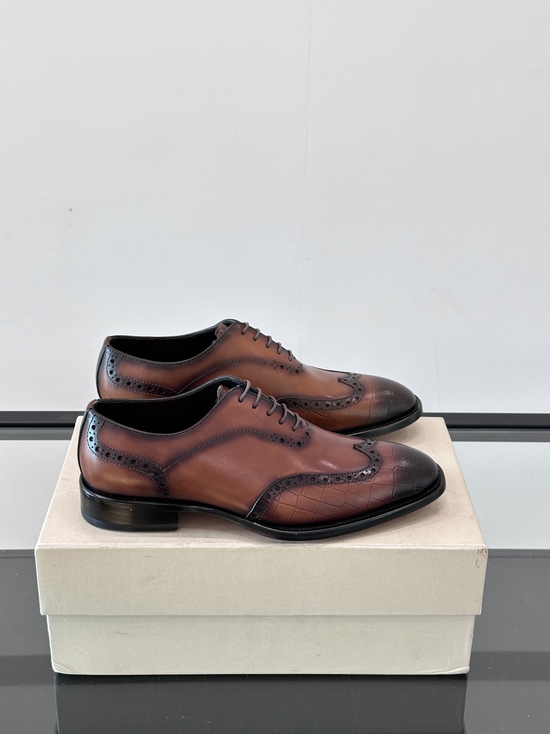 Santoni/圣东尼 意大利男士手工小牛皮真皮大底正装皮鞋，这个意大利纯手工鞋履品牌的每一双鞋设计简洁